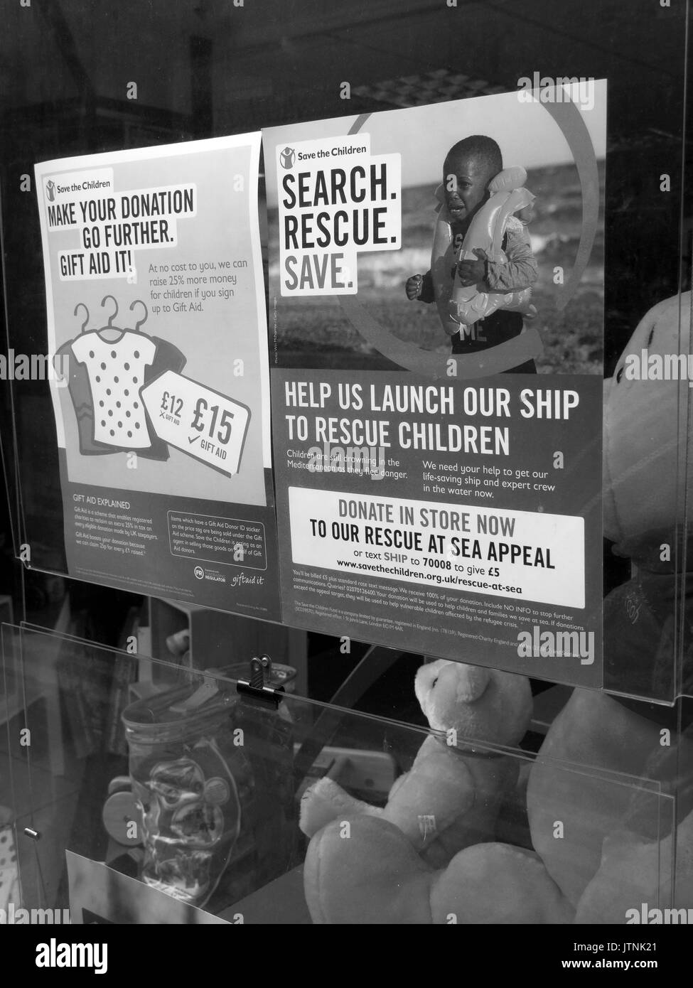 Save the Children dans la charité de l'affiche de vitrine, sauvetage bateau de réfugiés les enfants appel Banque D'Images