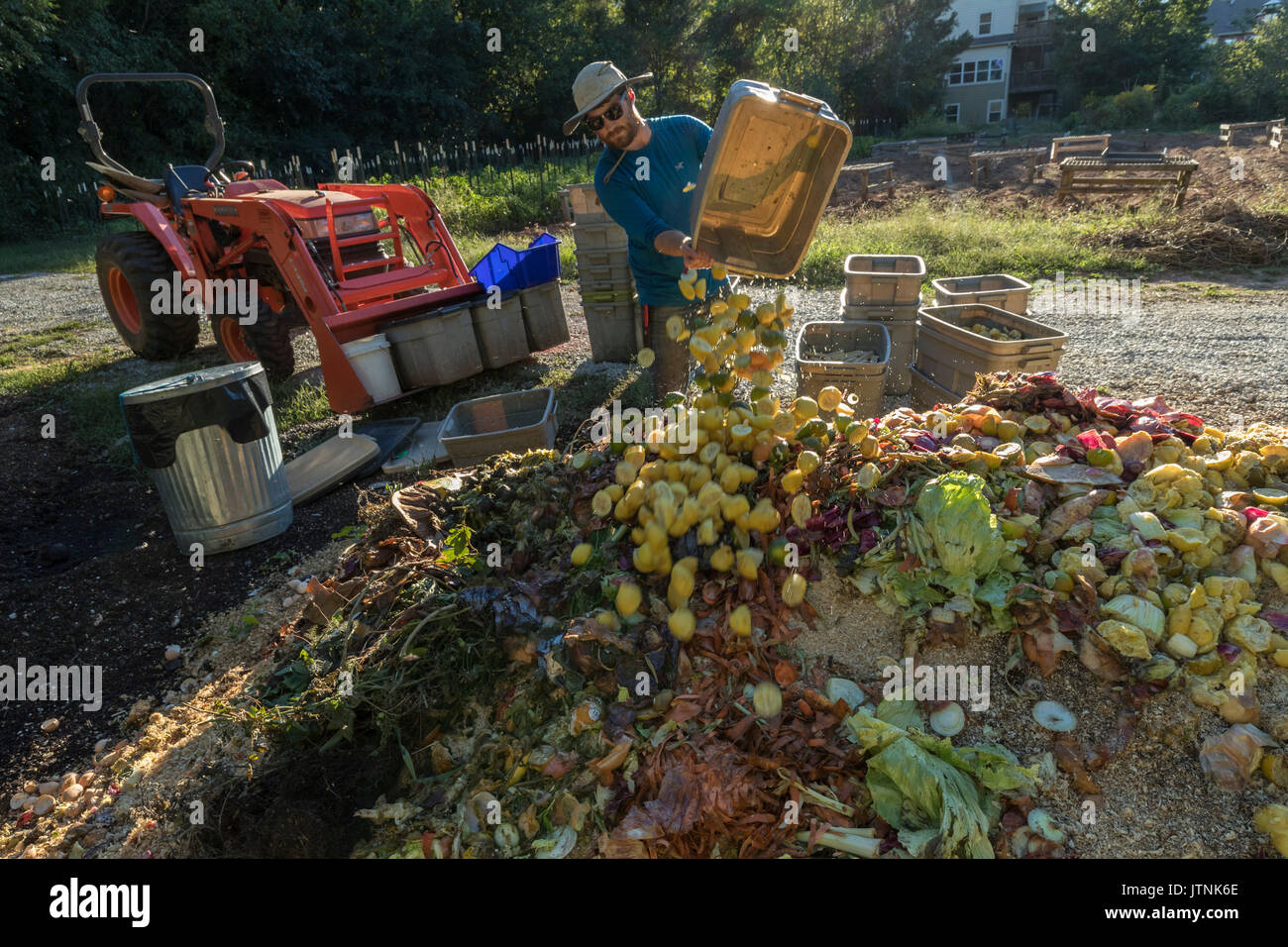 L'amour est l'amour ferme, Atlanta en Géorgie. Le gestionnaire de l'exploitation Maxwell Davenport est le compostage des déchets alimentaires. La ferme est l'une des plus anciennes fermes certifiées biologiques en Géorgie et est loué de jardins de Gaïa, une communauté locale de logement. Banque D'Images