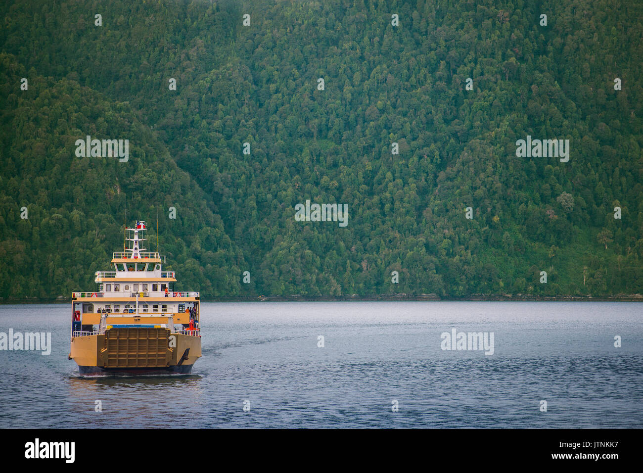 Ferry arrive à Caleta Gonzalo sur la Carretera Austral Banque D'Images