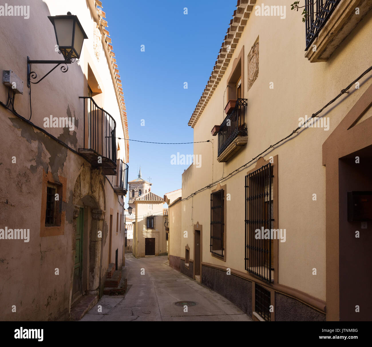 Dans la vieille rue de ville européenne. Chinchilla de Monte-Aragon, province d'Albacete, Espagne Banque D'Images