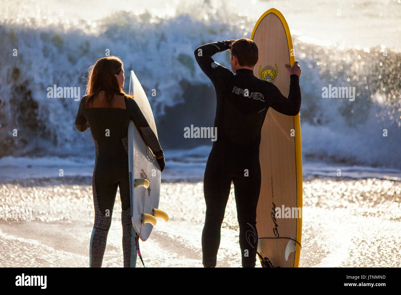 La régularité et la beauté des vagues chez le Loch beach ont fait de ce un hot spot pour les surfeurs. Le Loch, Guidel, Bretagne. Banque D'Images