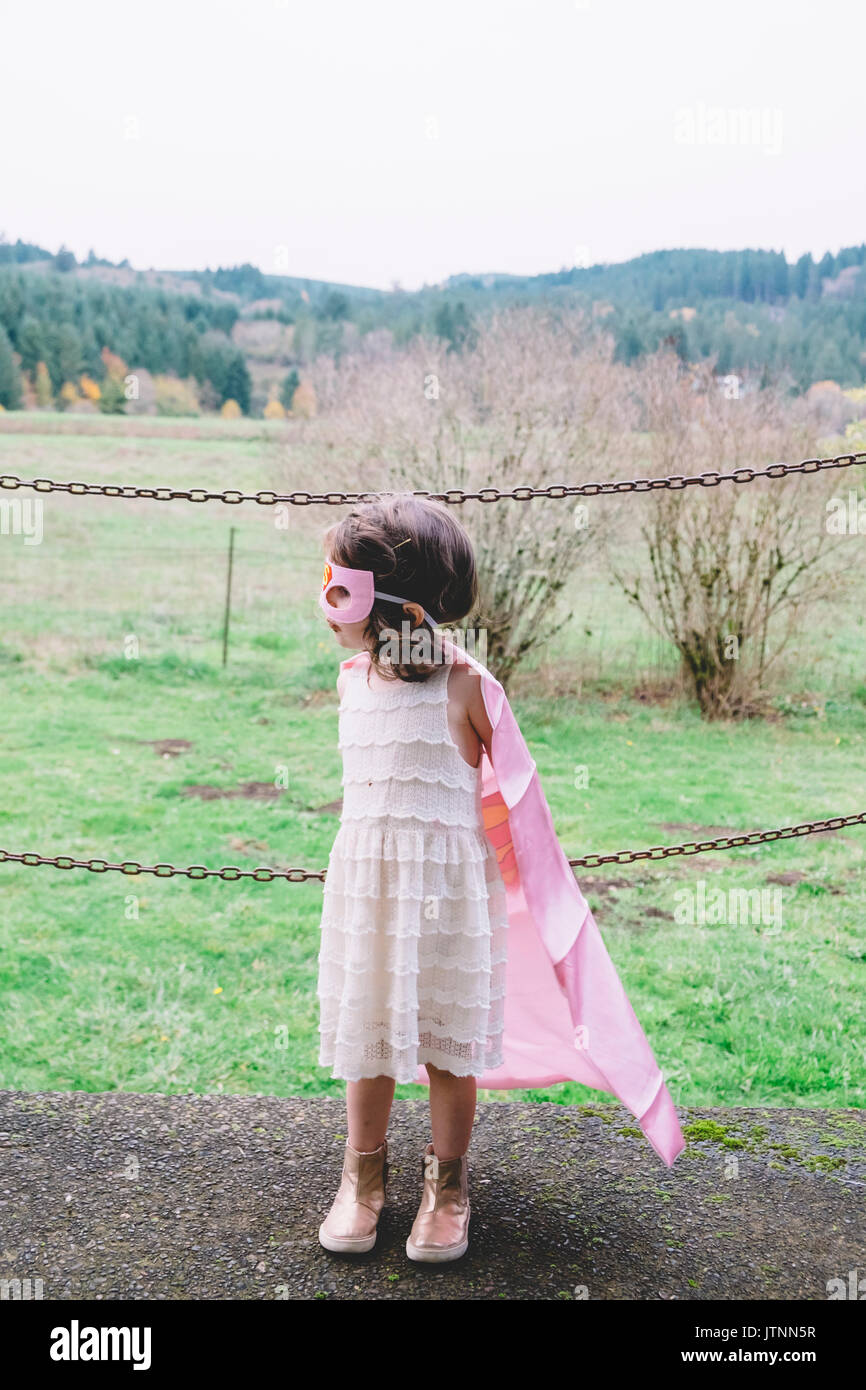 Superhero costume sur une fillette de 3 ans Banque D'Images