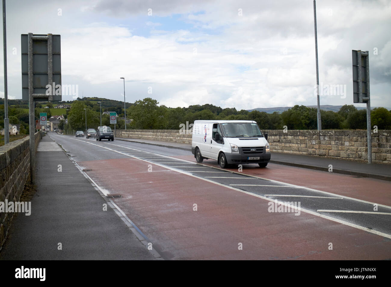 Le trafic traversant les frontières terrestres entre l'Irlande du Nord et la république d'Irlande à belcoo - blacklion Banque D'Images