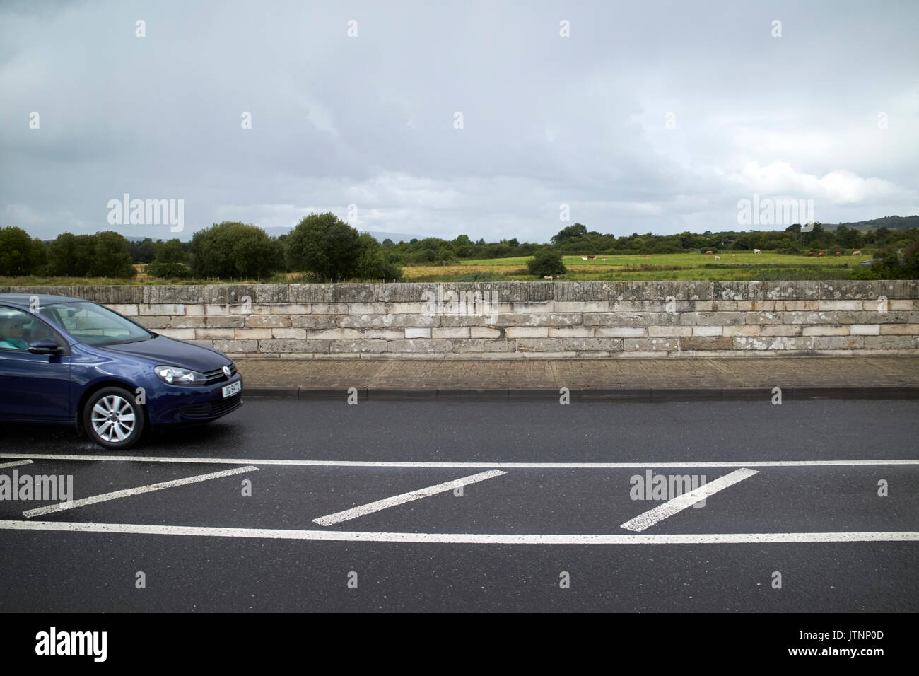 Voiture en traversant la frontière terrestre entre l'Irlande du Nord et la république d'Irlande à belcoo - blacklion Banque D'Images