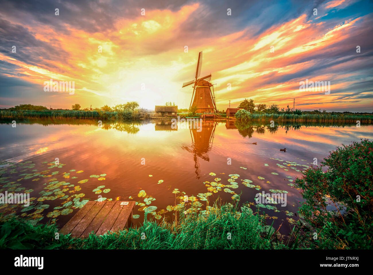 Lever du soleil sur la kinderdijk moulin construit en 17 siècle, l'Unesco des monuments du patrimoine mondial à alblasserdam, au sud-ouest de Rotterdam, Pays-Bas Banque D'Images