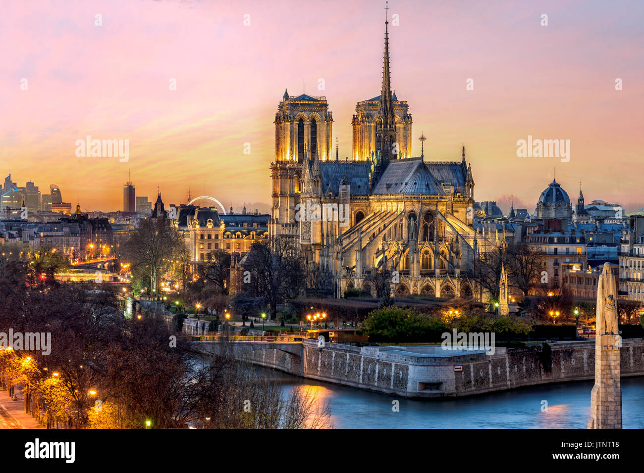 Vue d'oiseau de la cathédrale Notre-Dame de Paris coucher du soleil à Paris, France Banque D'Images