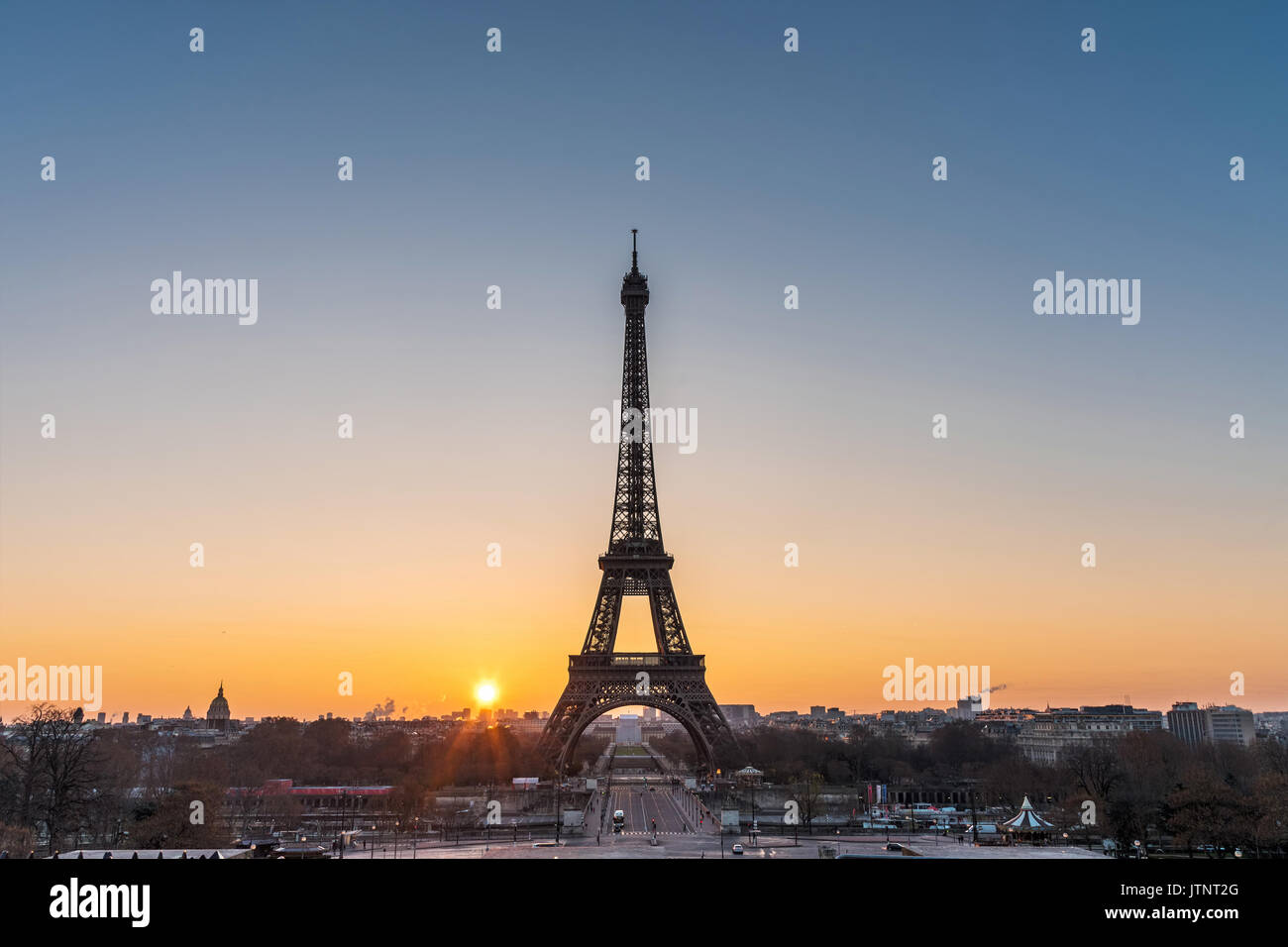 Célèbre et haut lieu touristique à Paris, la Tour Eiffel est l'un des monument le plus visité à Paris, France Banque D'Images