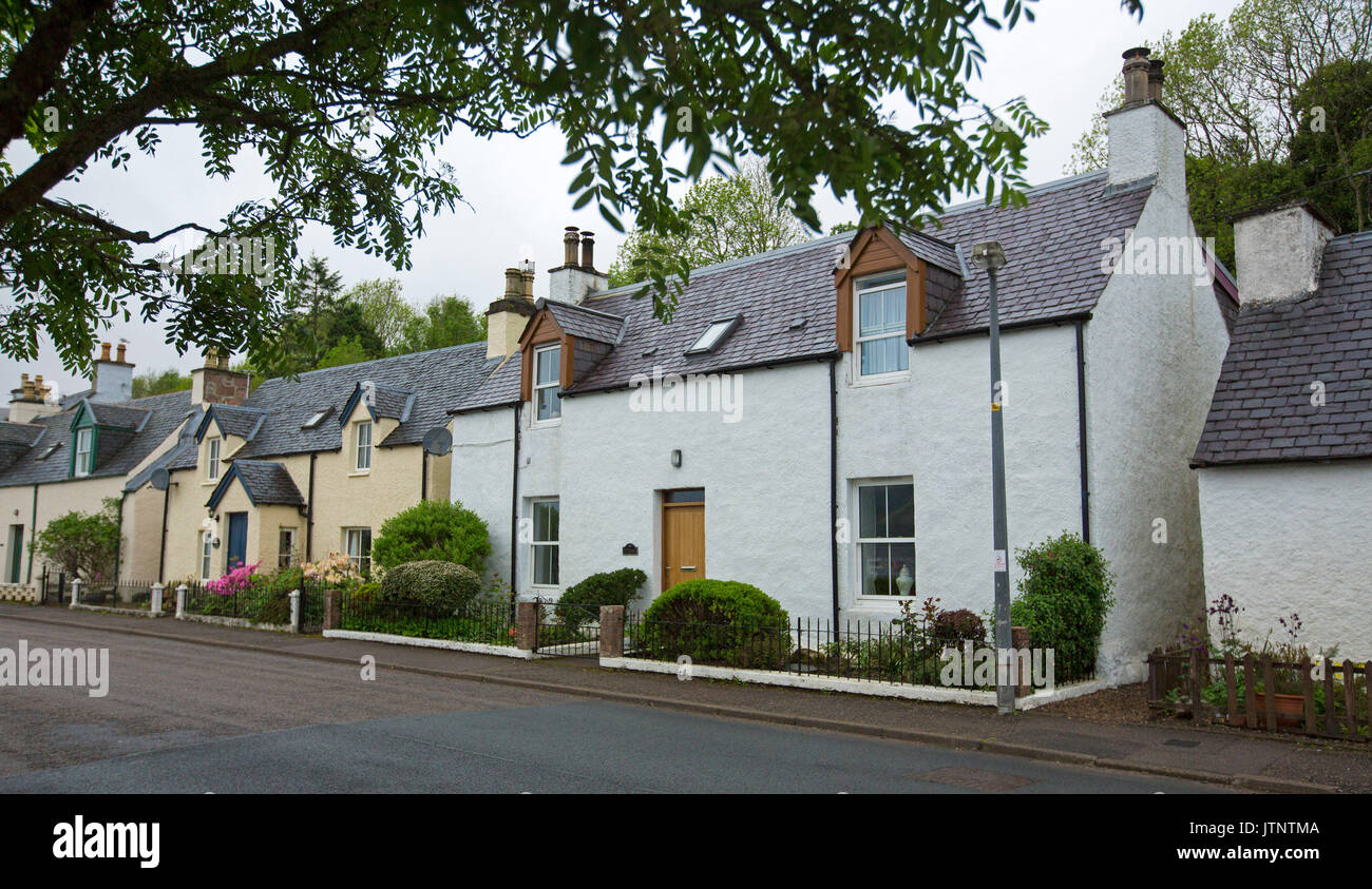 Rangée de maisons au village écossais de Lochcarron Banque D'Images