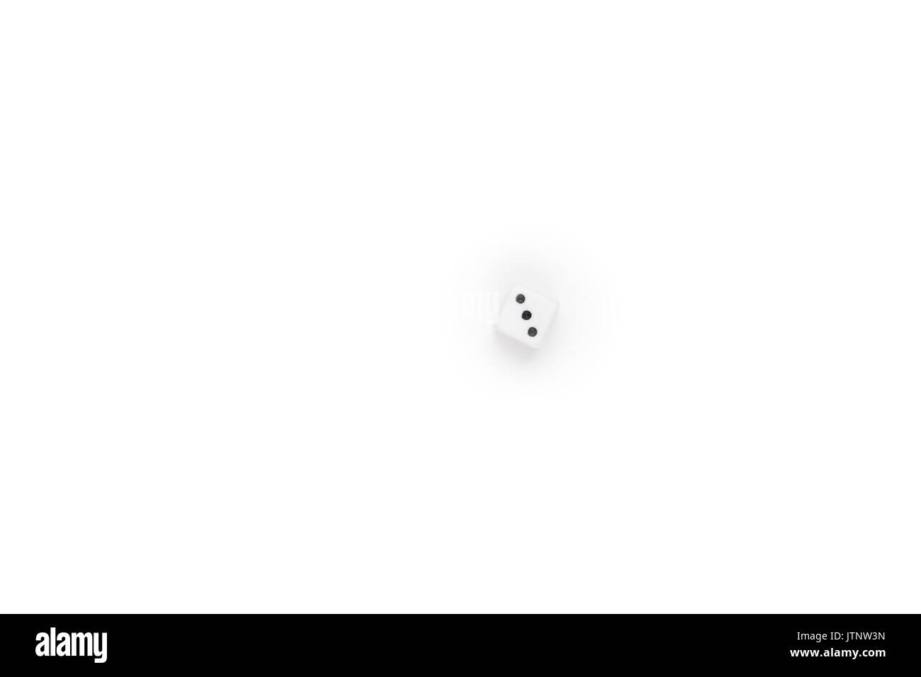 Cinq dés blancs isolés Banque D'Images