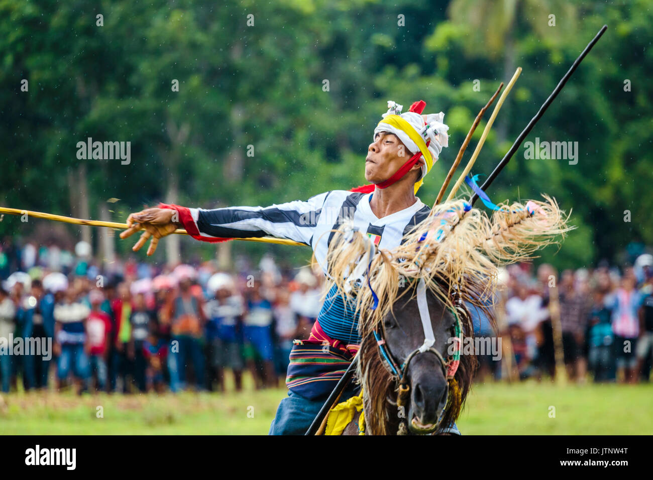 Man throwing lance et équitation horse au Pasola Festival, l'île de Sumba, Indonésie Banque D'Images