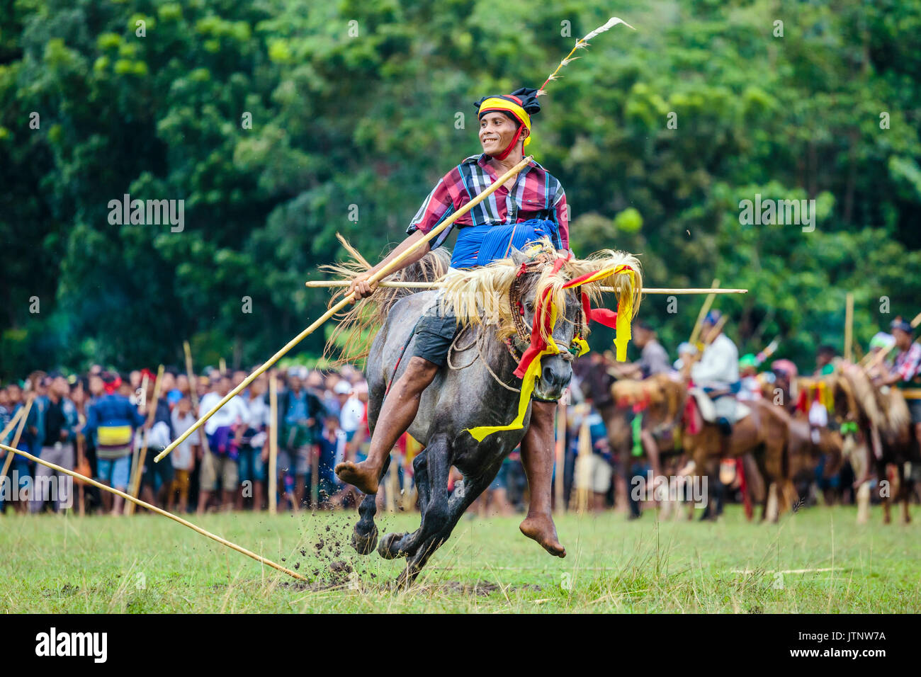 Homme avec une lance qui participent au Festival Pasola, l'île de Sumba, Indonésie Banque D'Images