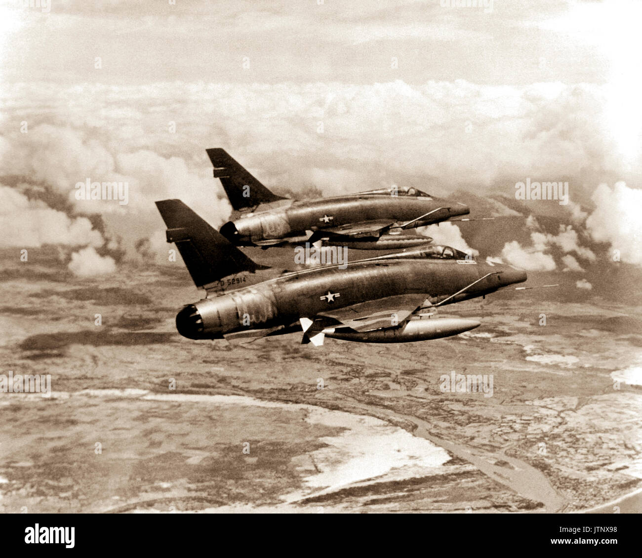 Un avion vue arrière droite de deux F-100D Super Sabre filant sur le Sud Vietnam sur leur façon d'une cible. L'appareil fournit une grande partie de l'appui aérien tactique aux forces alliées au sol dans la lutte contre le Vietnam. Banque D'Images