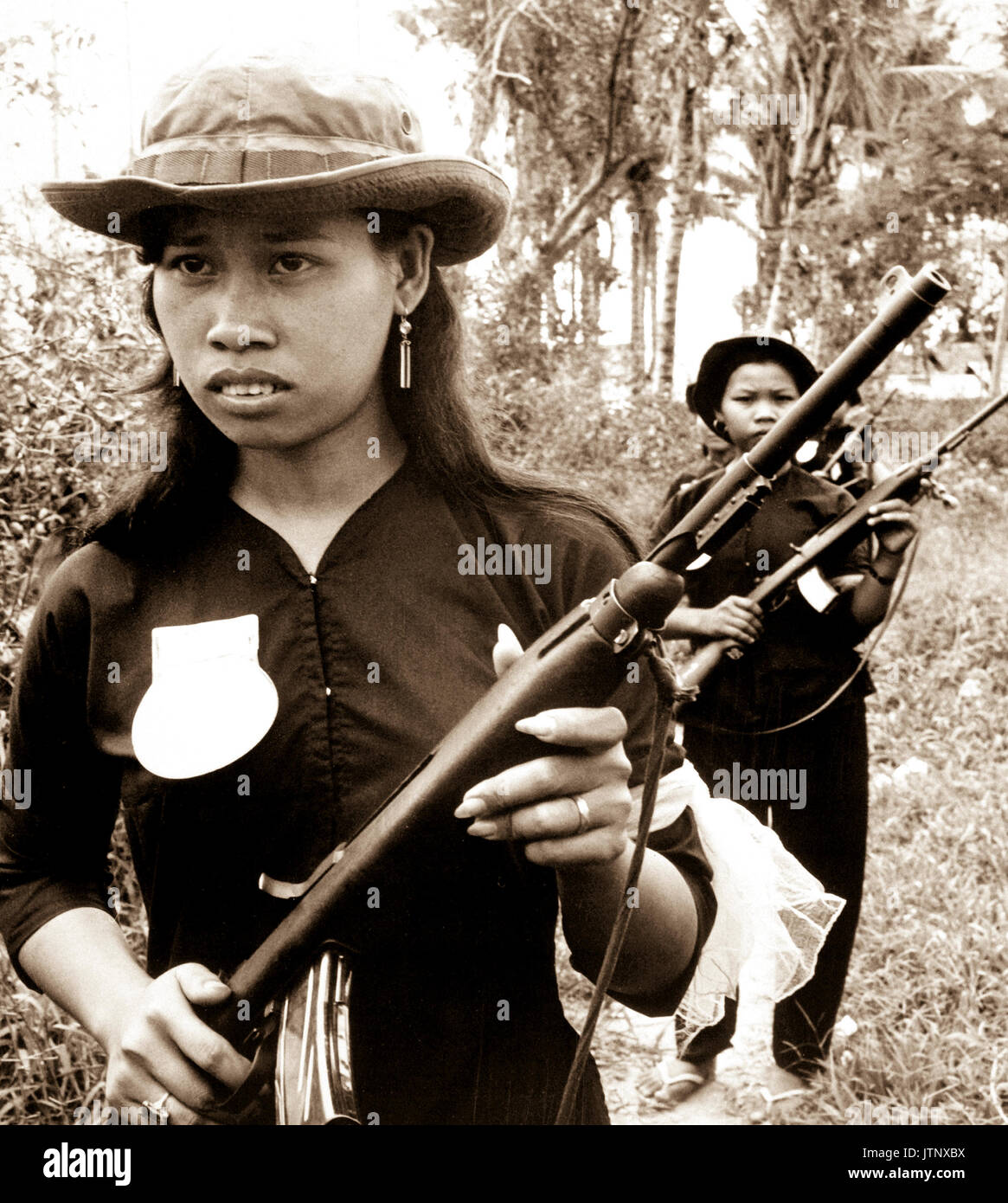 Les bénévoles de la fille d'autodéfense populaire de Kien Dien, un hameau de Ben Cat 50 kilomètres de district au nord de Saigon, le périmètre du hameau de patrouille pour décourager les Viet Cong l'infiltration. (USIA) DATE EXACTE INCONNUE SHOT #  FICHIER NARA : 306-MVP-17-3 LIVRE Guerres et conflits #  : 398 Banque D'Images