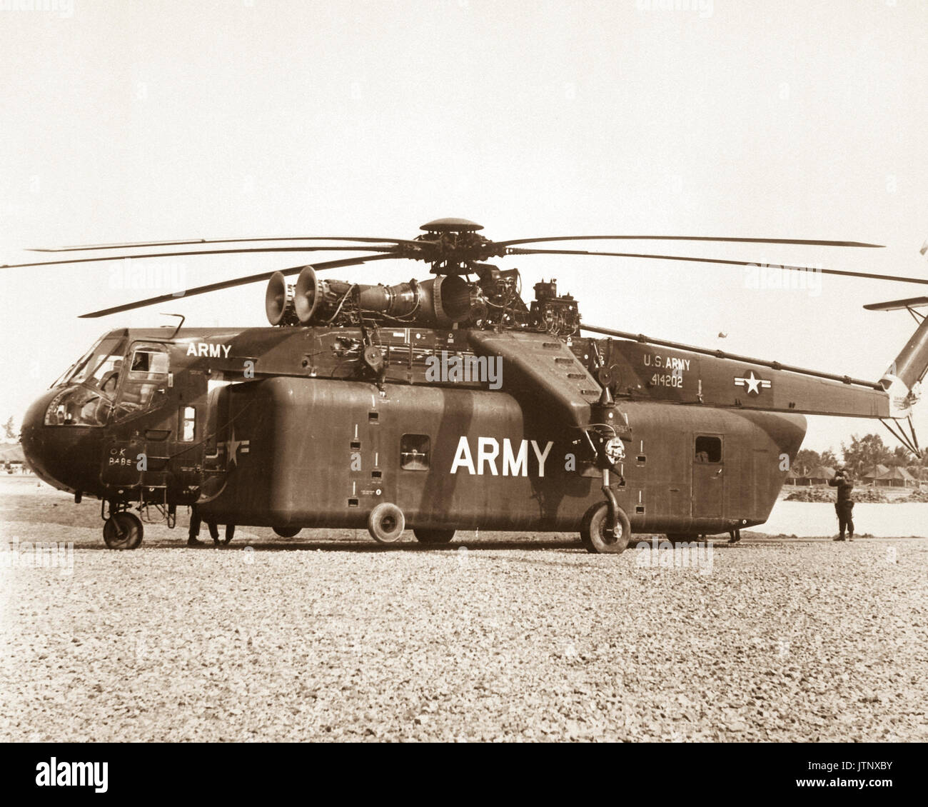L'une des pièces uniques d'équipement apportés au Vietnam par la Division de cavalerie (Airmobile), de l'armée américaine, est le ciel immense Crane CH-54D'un hélicoptère qui peut soulever des charges énormes. (USIA) DATE EXACTE INCONNUE SHOT #  FICHIER NARA : 306 MVP-guerres et conflits Guichet emplois BOOK #  : 400 Banque D'Images