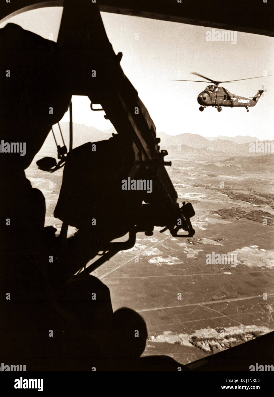 Vietnam : soldat et d'hélicoptère près de la cible. Ca. 1965. DATE EXACTE INCONNUE SHOT #  FICHIER NARA : 306 CFP-guerres et conflits-65-4106 LIVRE #  : 402 Banque D'Images