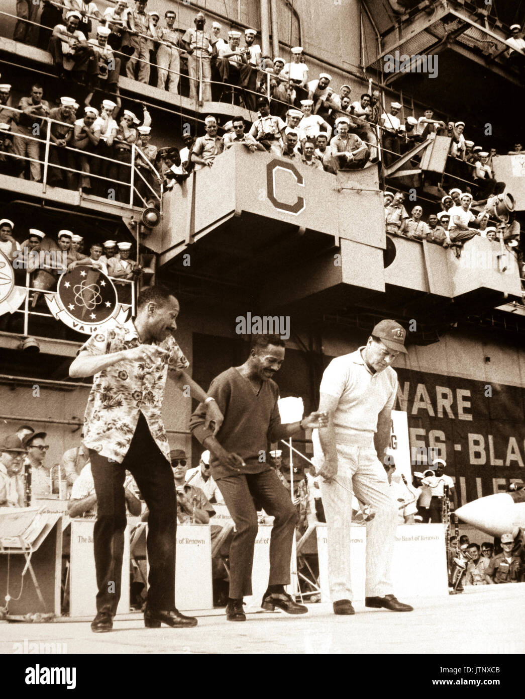 Le comédien Bob Hope rejoint Hollywood dancers Harold et Fayard Nicholas dans un pas de danse à bord du porte-avions américain Ticonderoga. Décembre 1965. (USIA) NARA DOSSIER #  : 306-MVP-8-4 LIVRE Guerres et conflits #  : 390 Banque D'Images