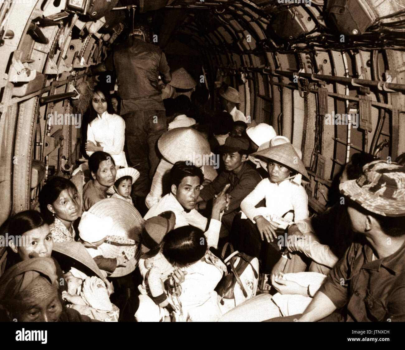 Stupéfait par la brutalité d'une attaque Vietcong sur leur village, les réfugiés de la guerre du Vietnam ride un hélicoptère de l'Armée de l'air dans une zone de sécurité près de Saigon. Mars 1966. Air Force. (USIA) DATE EXACTE INCONNUE SHOT #  FICHIER NARA : 306-MVP-22-10 #  LIVRE Guerres et conflits : 407 Banque D'Images
