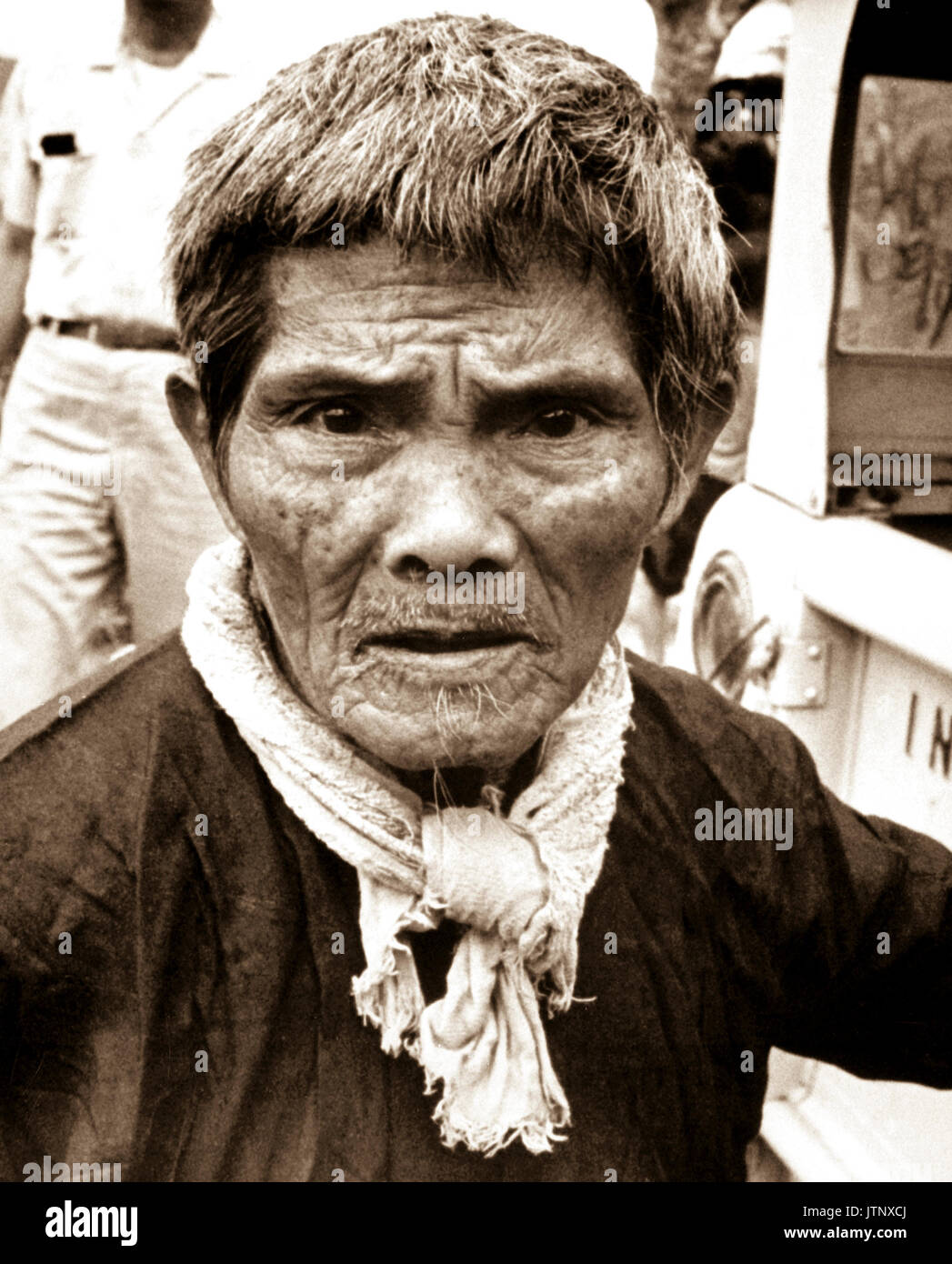 La souche montre clairement sur le visage des Vietnamiens, agriculteur, l'un des 4 500 qui ont récemment fui leur foyer pour échapper au harcèlement du Vietcong. Les réfugiés ont quitté les hameaux qui avait été maisons de famille depuis des générations. Ca. 1966. (USIA) DATE EXACTE INCONNUE SHOT #  FICHIER NARA : 306-MVP-22-11 #  LIVRE Guerres et conflits : 408 Banque D'Images