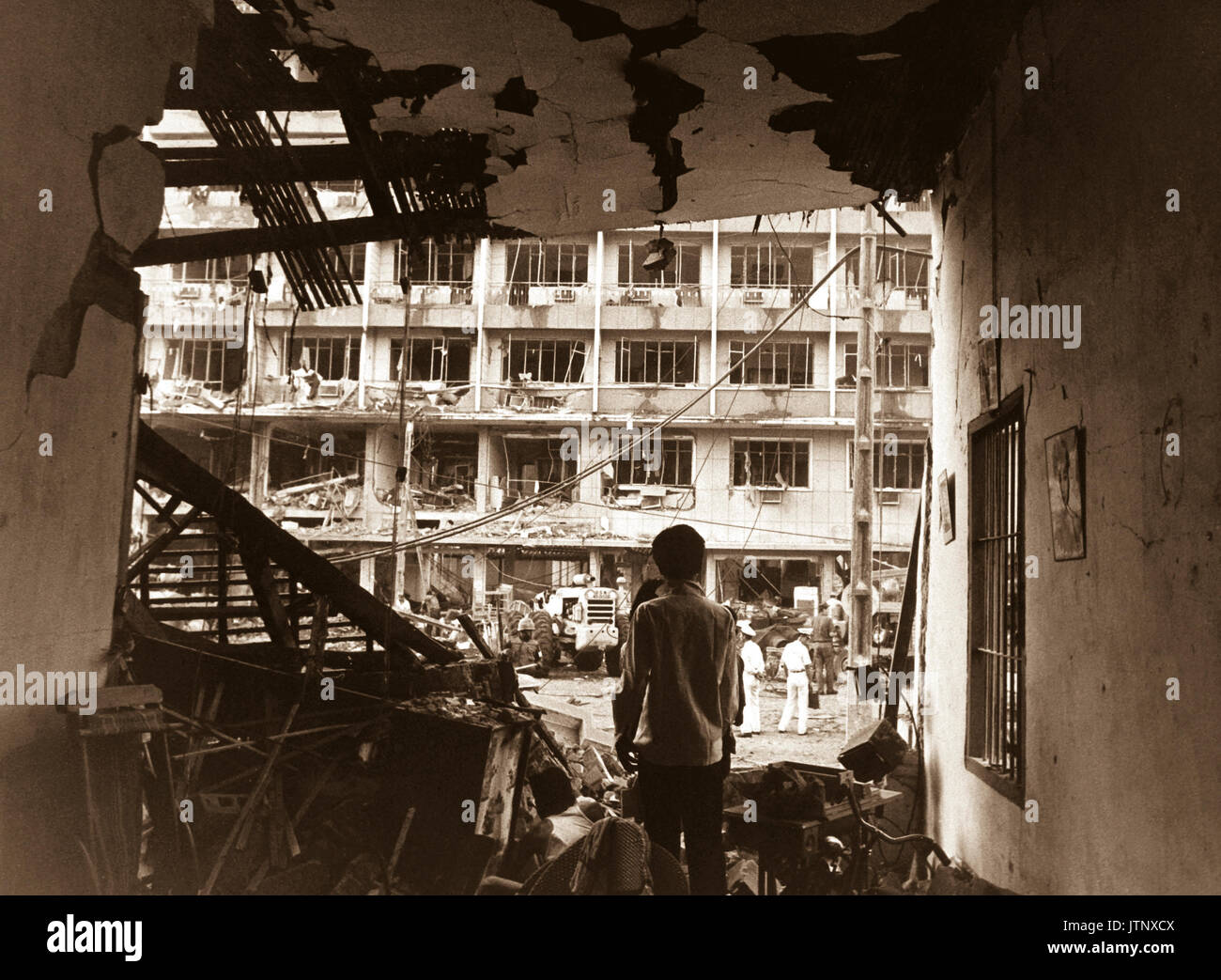 Quatre vietnamiens et de trois américains ont été tués, et des dizaines d'édifices vietnamiens ont été fortement endommagée pendant un Viet Cong attaque à la bombe contre des agents américains à plusieurs étages billet à Saigon. 1er avril 1966. JUSPAO. (USIA) NARA DOSSIER #  : 306-MVP-5-3 LIVRE Guerres et conflits #  : 420 Banque D'Images