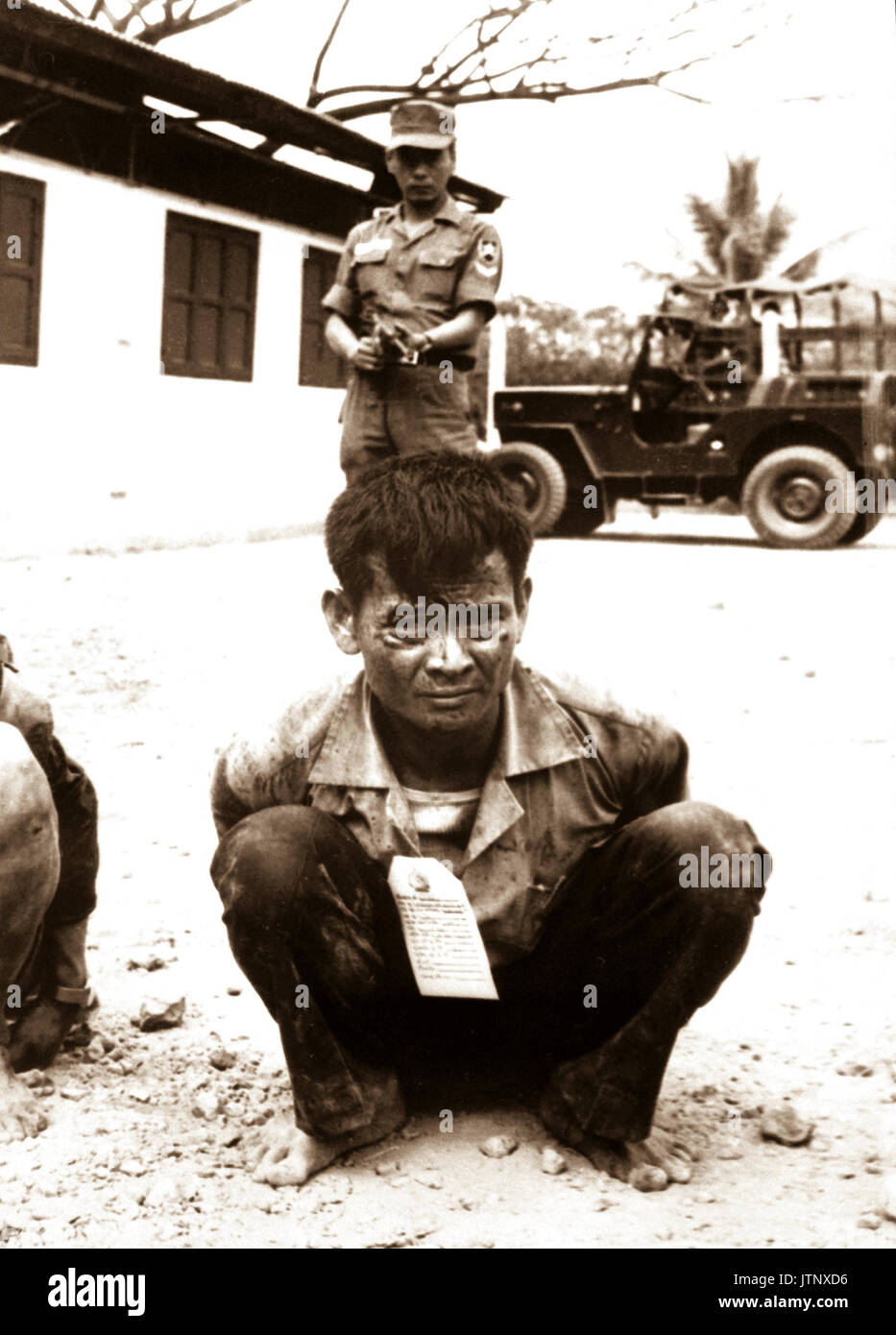 Hard-core jeune Viet Cong, très surveillée, attend l'interrogatoire après leur capture dans les attaques contre la capitale pendant la période de fête du Têt. 1968. (USIA) DATE EXACTE INCONNUE SHOT #  FICHIER NARA : 306-MVP-21-1 LIVRE Guerres et conflits #  : 414 Banque D'Images
