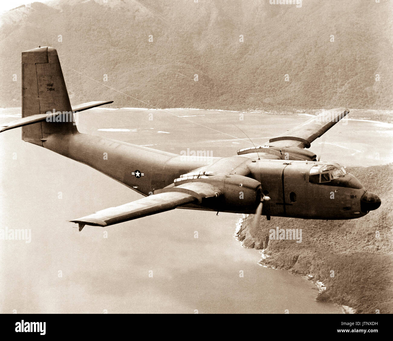 Un C-7 Caribou aéronefs, transférés de l'Armée américaine à l'Armée de l'air le 1er, est utilisé pour le transport aérien des fournitures à l'avant avant-postes au Vietnam. Avec une charge utile maximale de trois tonnes, le C-7A peut décoller et franchir un obstacle de 50 pieds à environ 1 200 pieds. L'avion, utilisés pour l'atterrissage à court, terrains d'aviation, peut atterrir sur une piste de 1 000 pieds. Banque D'Images
