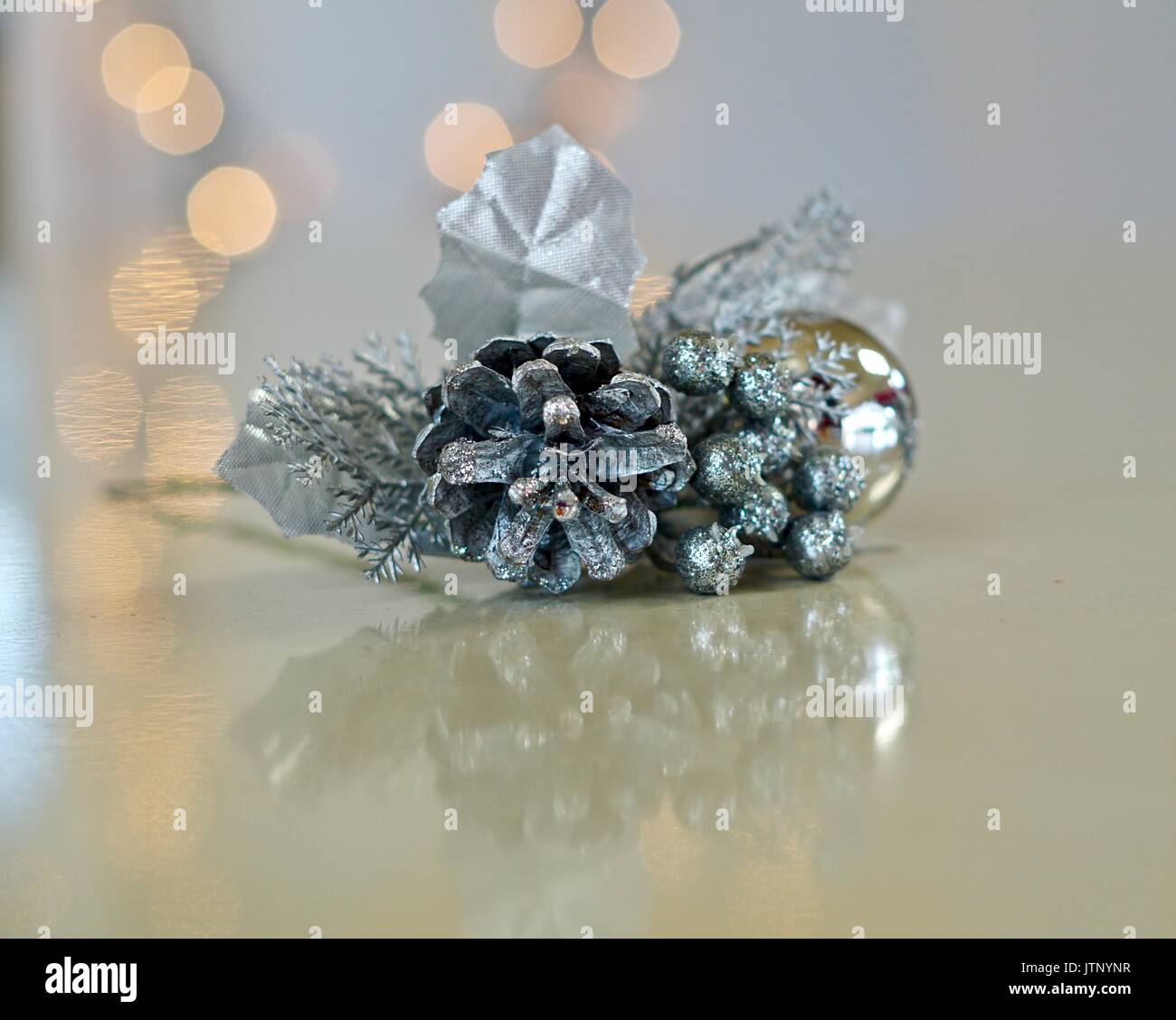 Noël vintage argent corsage avec lumières blanches floues en arrière-plan Banque D'Images