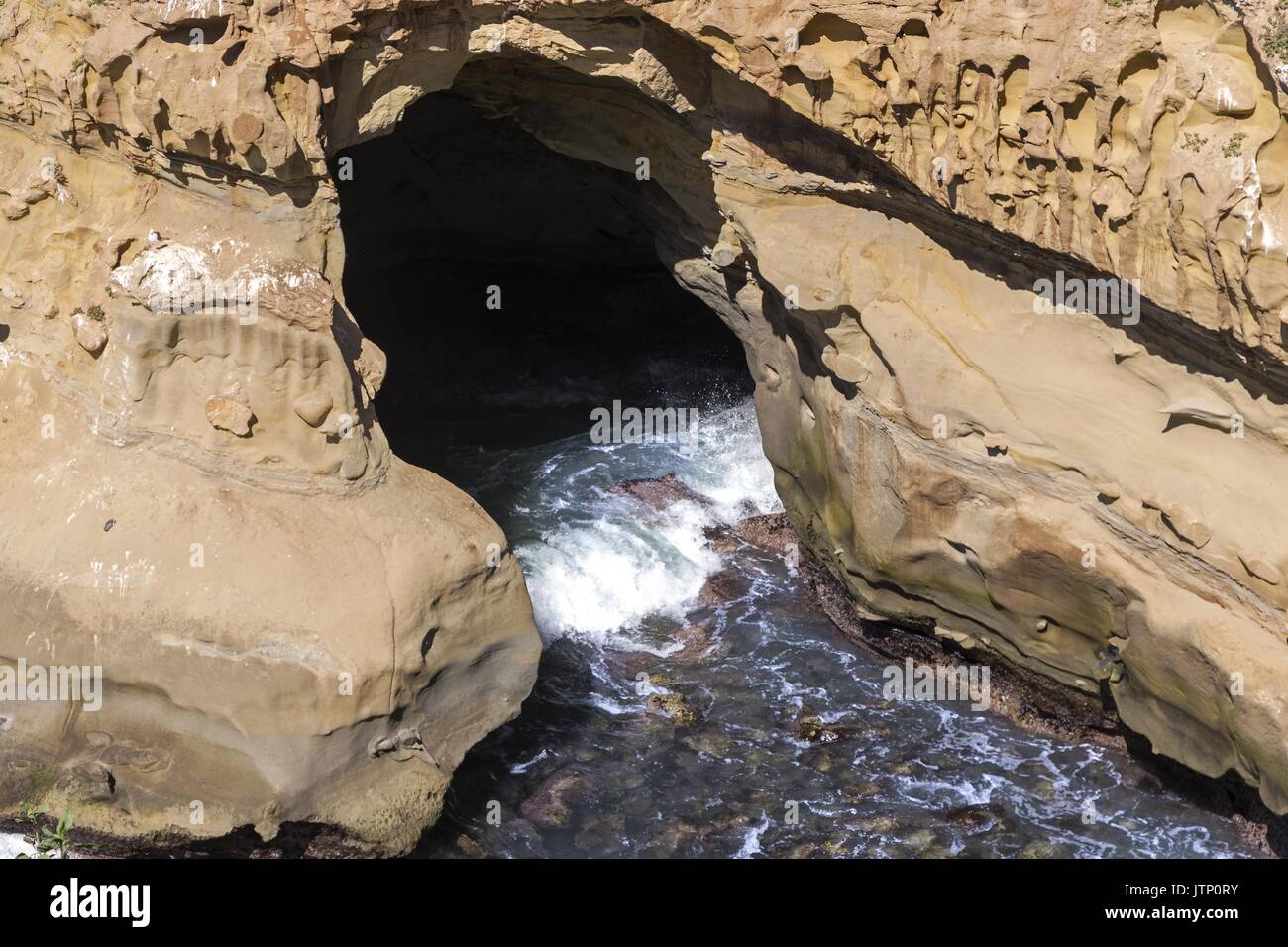 La Jolla Cove, grotte de grès érodée, célèbre attraction touristique vue panoramique aérienne d'en haut. San Diego Beach, Pacific Ocean Coast, Californie, États-Unis Banque D'Images