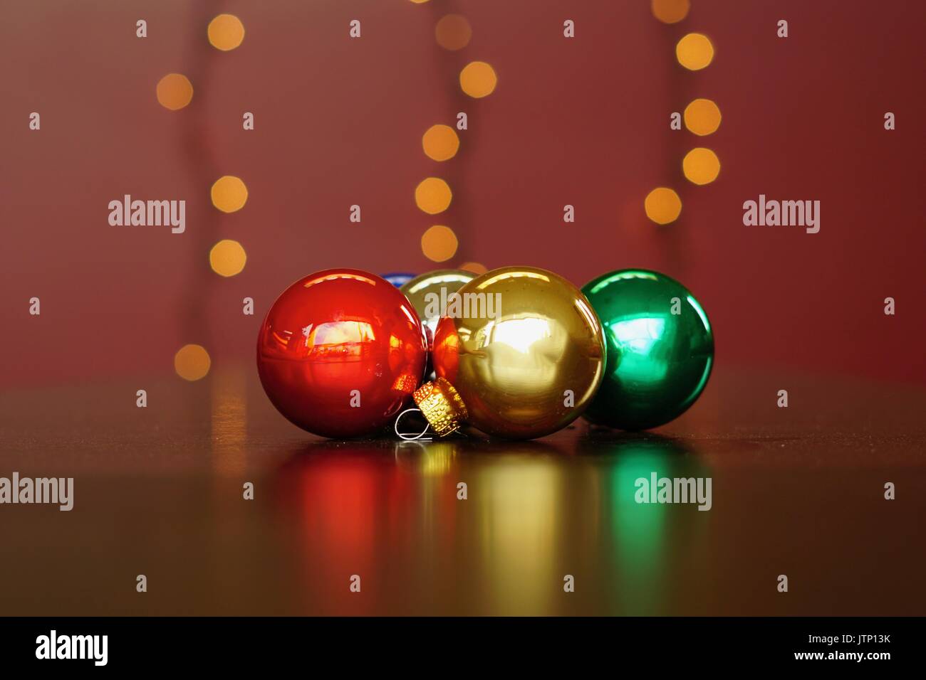 Regroupement des boules de Noël multicolores avec lumières floues en arrière-plan Banque D'Images