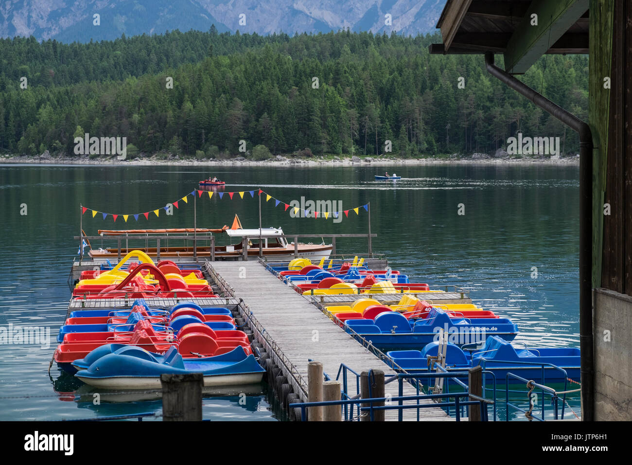 Pédale coloré bateaux amarrés à la jetée sur le lac, Eibsee Bavière, Allemagne Banque D'Images