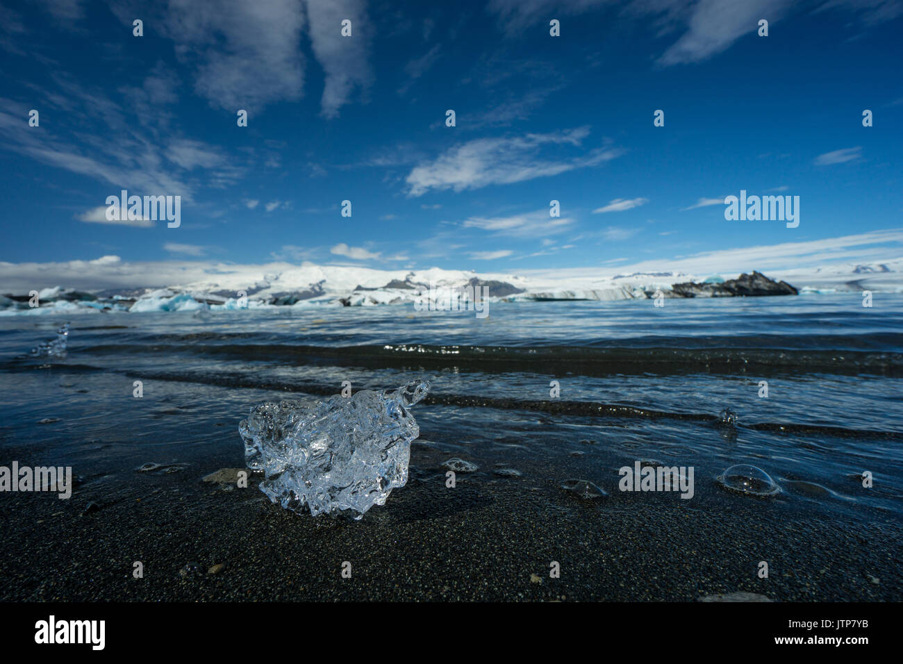 Islande - paix cristalline de la glace au glacier de la plage de sable noir lagoon Banque D'Images