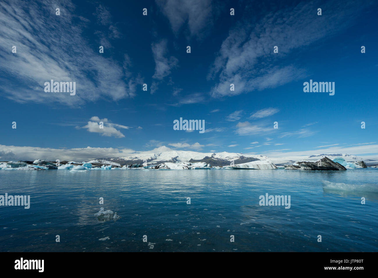 Islande - Ciel Bleu avec soleil sur la fonte de la glace de glacier lake Banque D'Images