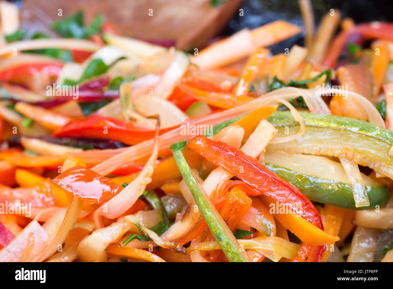 Wok de légumes sautés au point sélective multicolores gros plan Banque D'Images