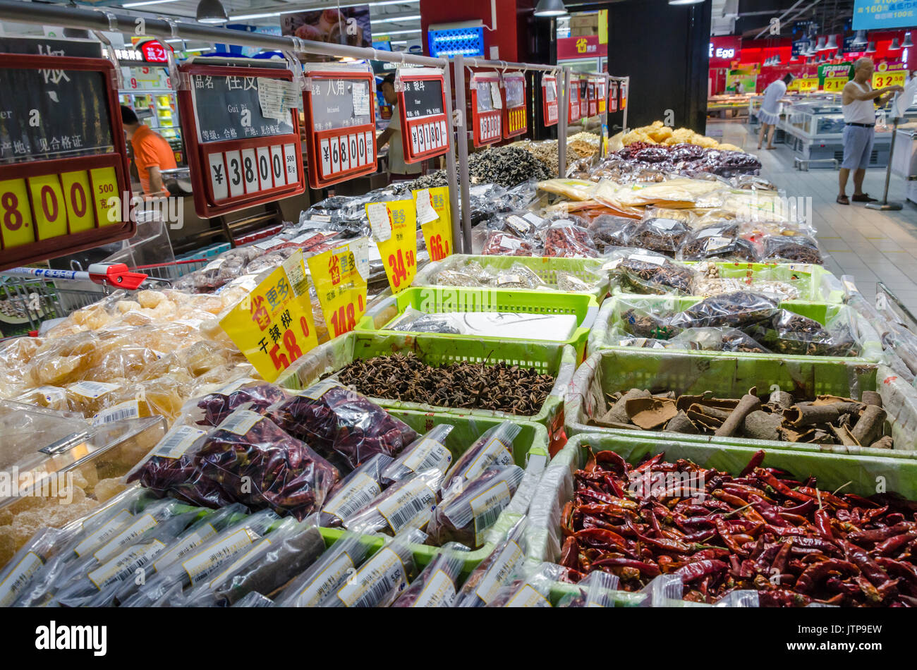 Épices en vente dans un supermarché à Shanghai, Chine. Banque D'Images
