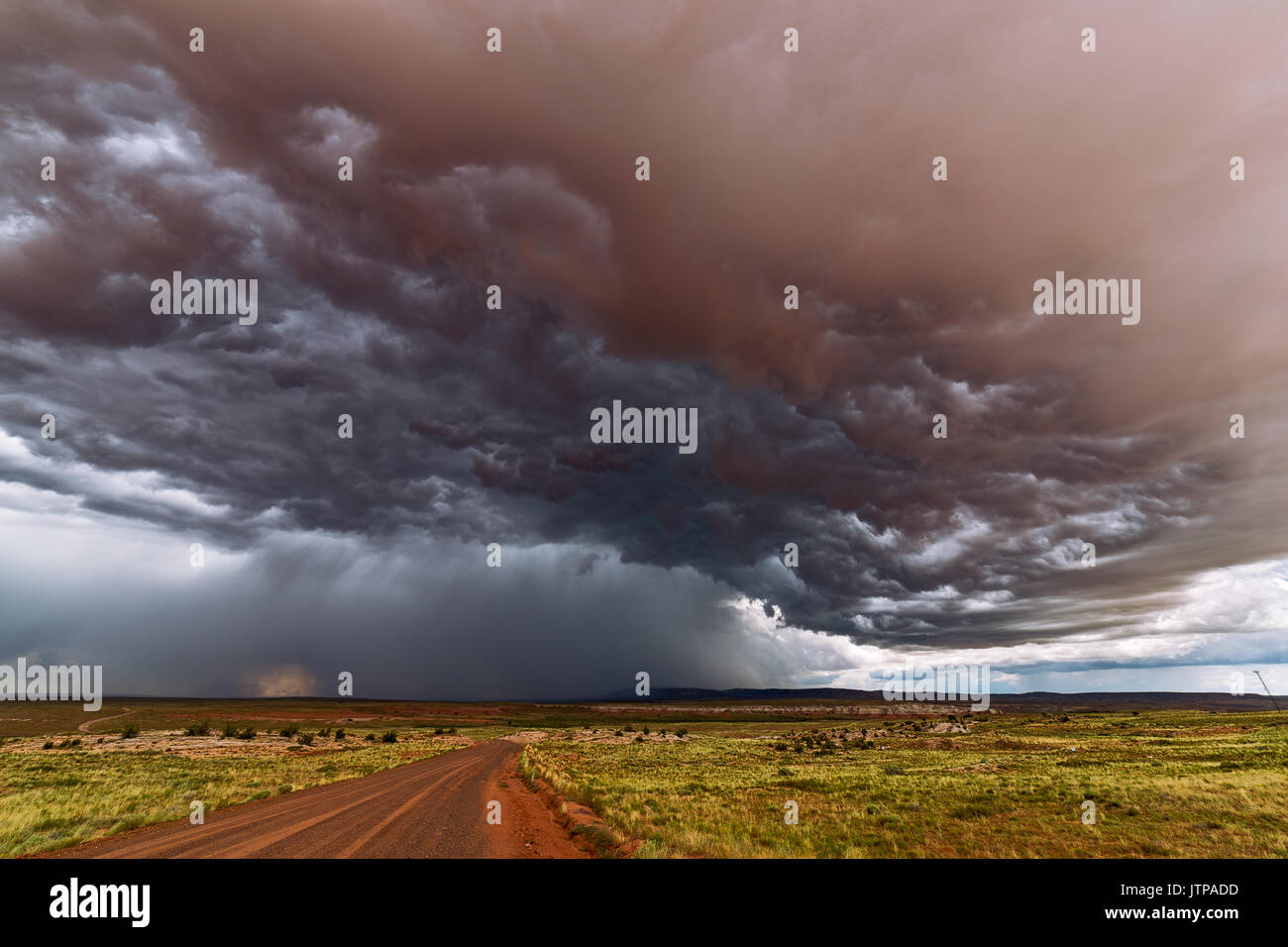 Ciel orageux inquiétant devant un orage de la mousson de l'Arizona près de Tonalea Banque D'Images