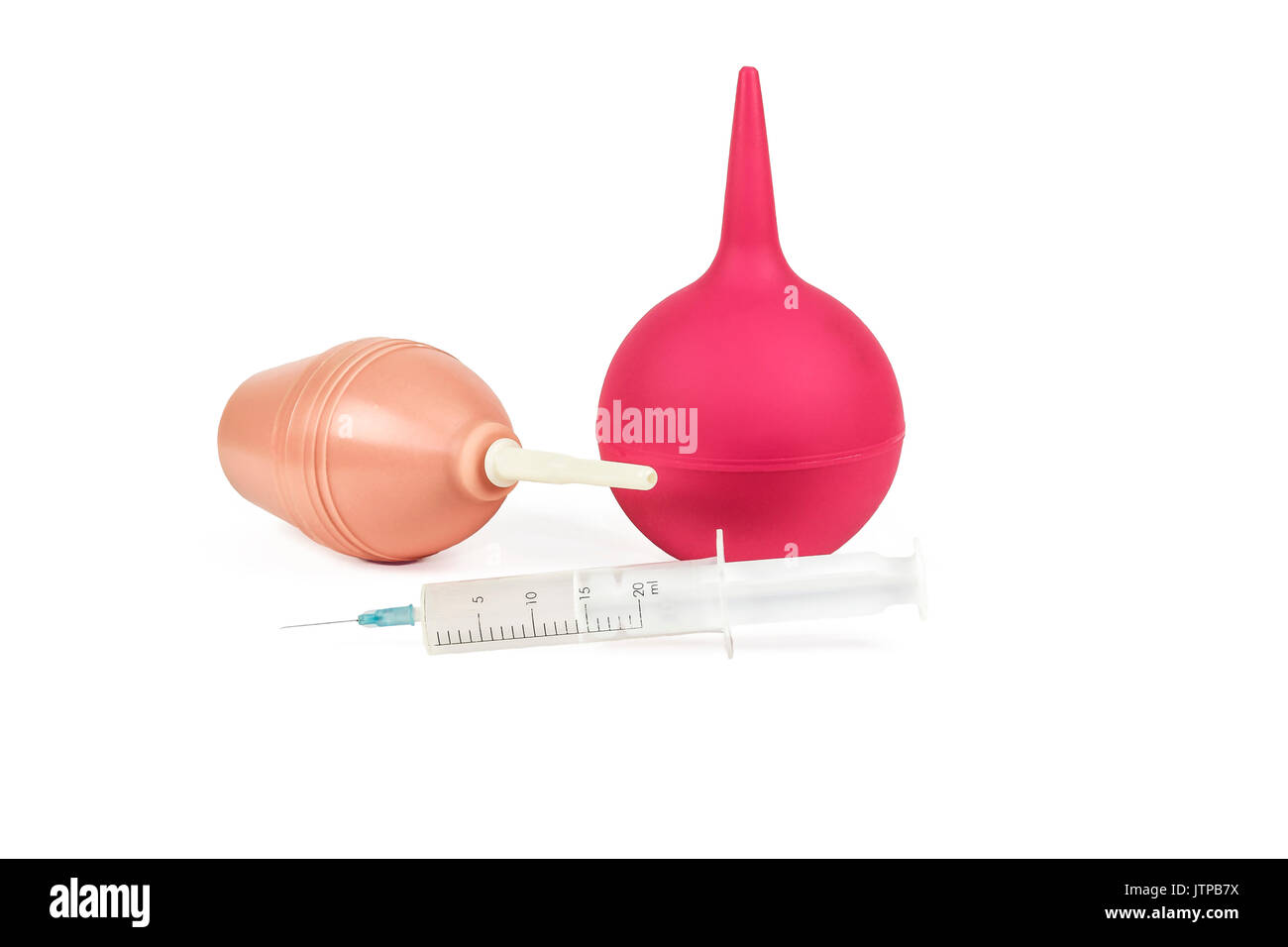 Une seringue avec une aiguille médicale et deux seringues médicales Banque D'Images