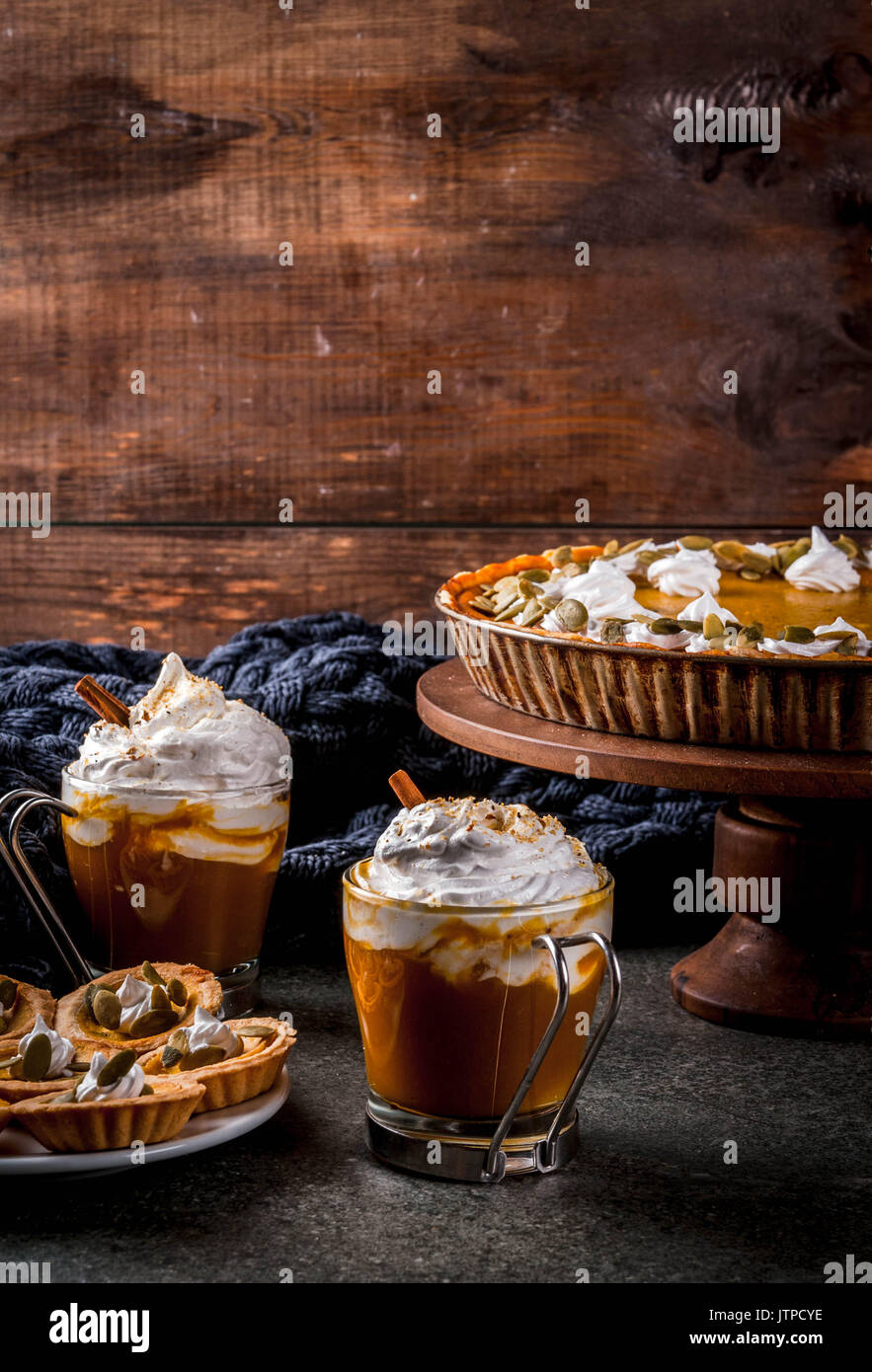 Des Plats Traditionnels De L Automne L Halloween Action De Grace Tarte A La Citrouille Epicee Potiron Tartelettes De Creme Fouettee Et De Graines De Citrouille Potiron Latte Avec Cinnamo Photo Stock Alamy Des Plats Traditionnels De L Automne L Halloween Action De Grace Tarte A La Citrouille Epicee Potiron Tartelettes De Creme Fouettee Et De Graines De Citrouille Potiron Latte Avec Cinnamo Photo Stock Alamy