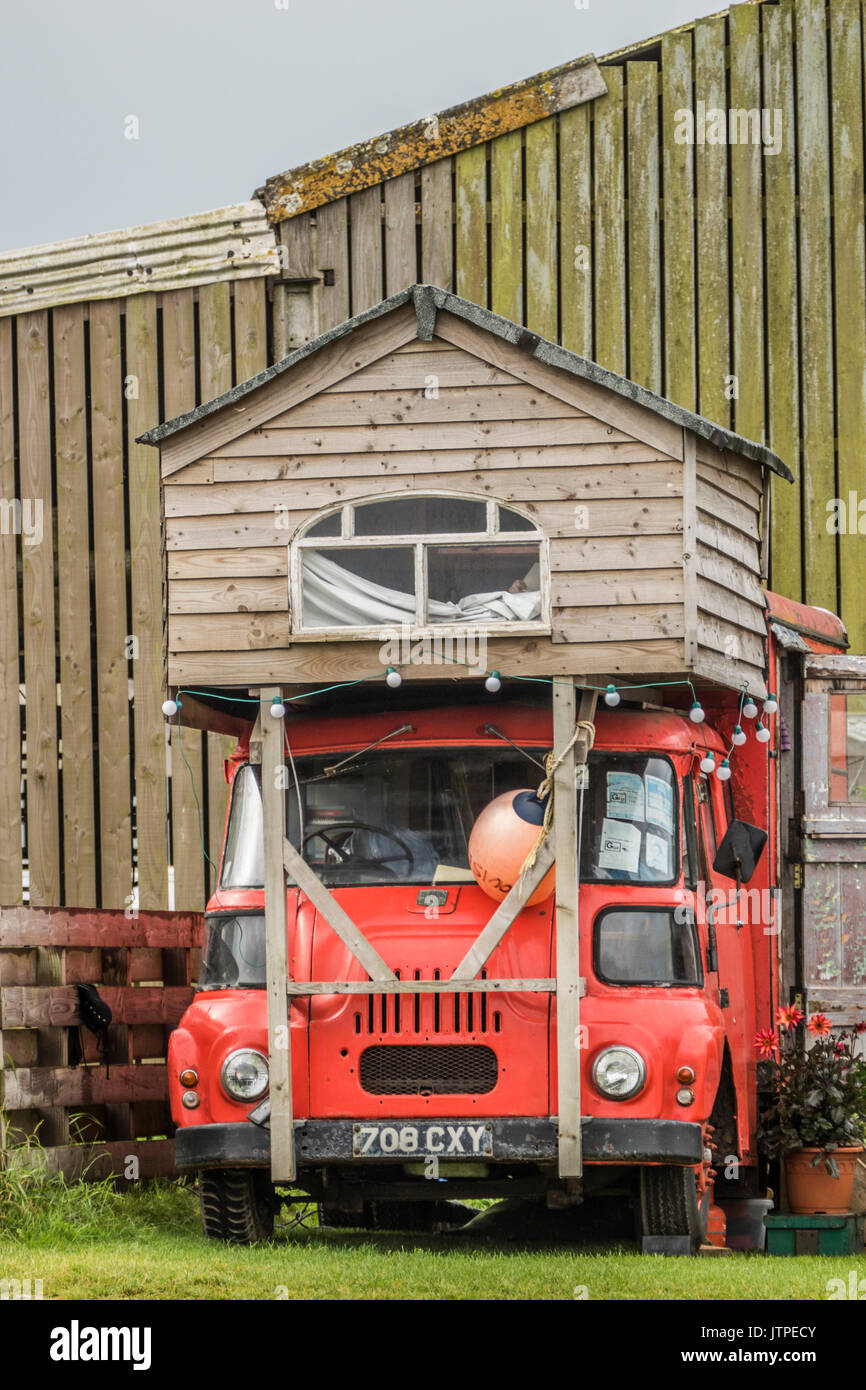 Un camping-car très inhabituel composé d'un hangar fixé sur le toit d'un van vintage britannique. Pris sur un camping de Cornouailles, Angleterre, Royaume-Uni. Banque D'Images
