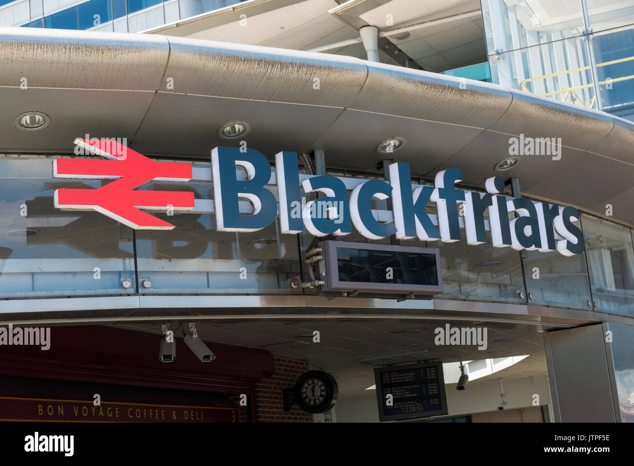 UK London Blackfriars entrée Ville National Rail Station ferroviaire signe logo Banque D'Images
