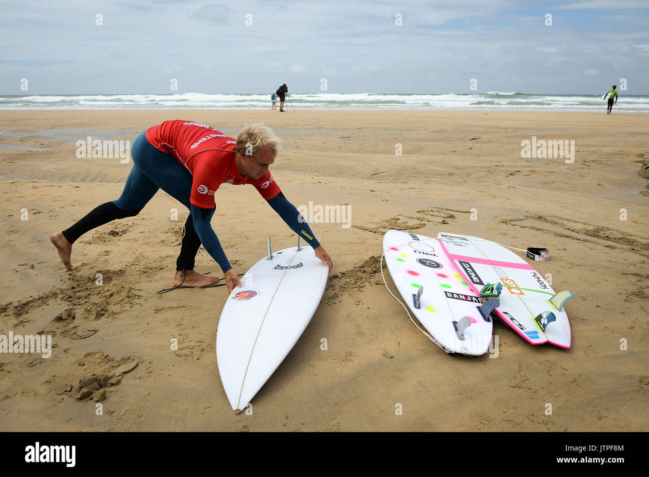 Un internaute se prépare à prendre part à la chauffe pour la Ligue mondiale de Surf Quicksilver Boardmasters compétition ouverte à la plage de Fistral, Newquay, Cornwall. Banque D'Images