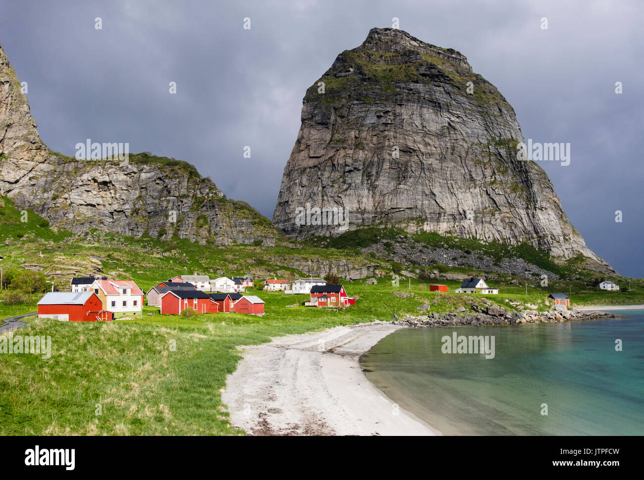 Ancien village de pêcheurs vieux maisons autour de sable en dessous de Traenstaven sur la montagne de l'île, Traena Sanna, comté de Nordland, Norvège, Scandinavie Banque D'Images