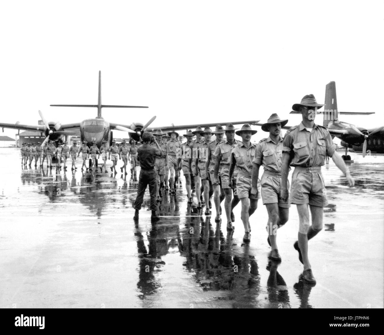 Un contingent de la Royal Australian Air Force arrive à l'aéroport de Tan Son Nhut, Saigon, à travailler avec les sud-vietnamiens et des forces aériennes américaines en transportant des soldats et des fournitures pour combattre dans les zones sud du Viêt-nam. 10 août 1964. NARA armée Dossier #  : 306 CFP-guerres et conflits-64-5382 LIVRE #  : 393 Banque D'Images