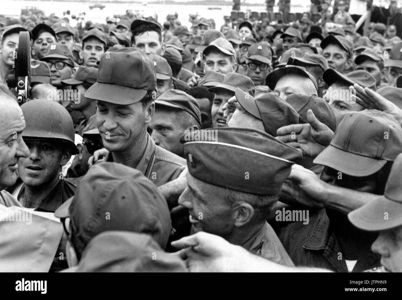 Le Président Lyndon B. Johnson salue des troupes américaines au Vietnam, 1966. (USIA) DATE EXACTE INCONNUE SHOT #  FICHIER NARA : 306-SSM-8H-SVN-2-25 LIVRE Guerres et conflits #  : 394 Banque D'Images