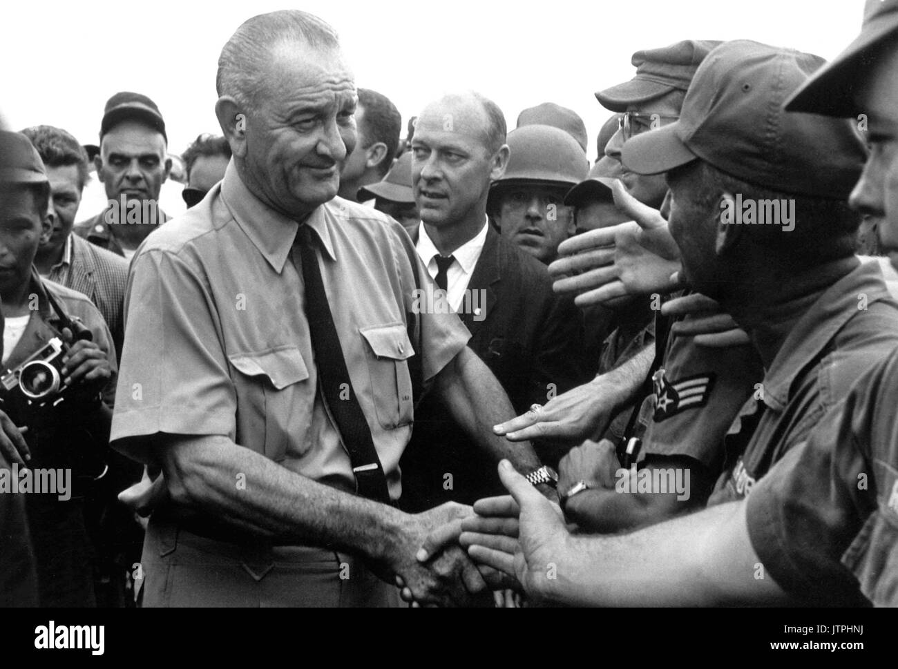 Le Président Lyndon B. Johnson salue des troupes américaines au Vietnam, 1966. (USIA) DATE EXACTE INCONNUE SHOT #  FICHIER NARA : 306-SSM-8H-SVN-2-21 LIVRE Guerres et conflits #  : 395 Banque D'Images