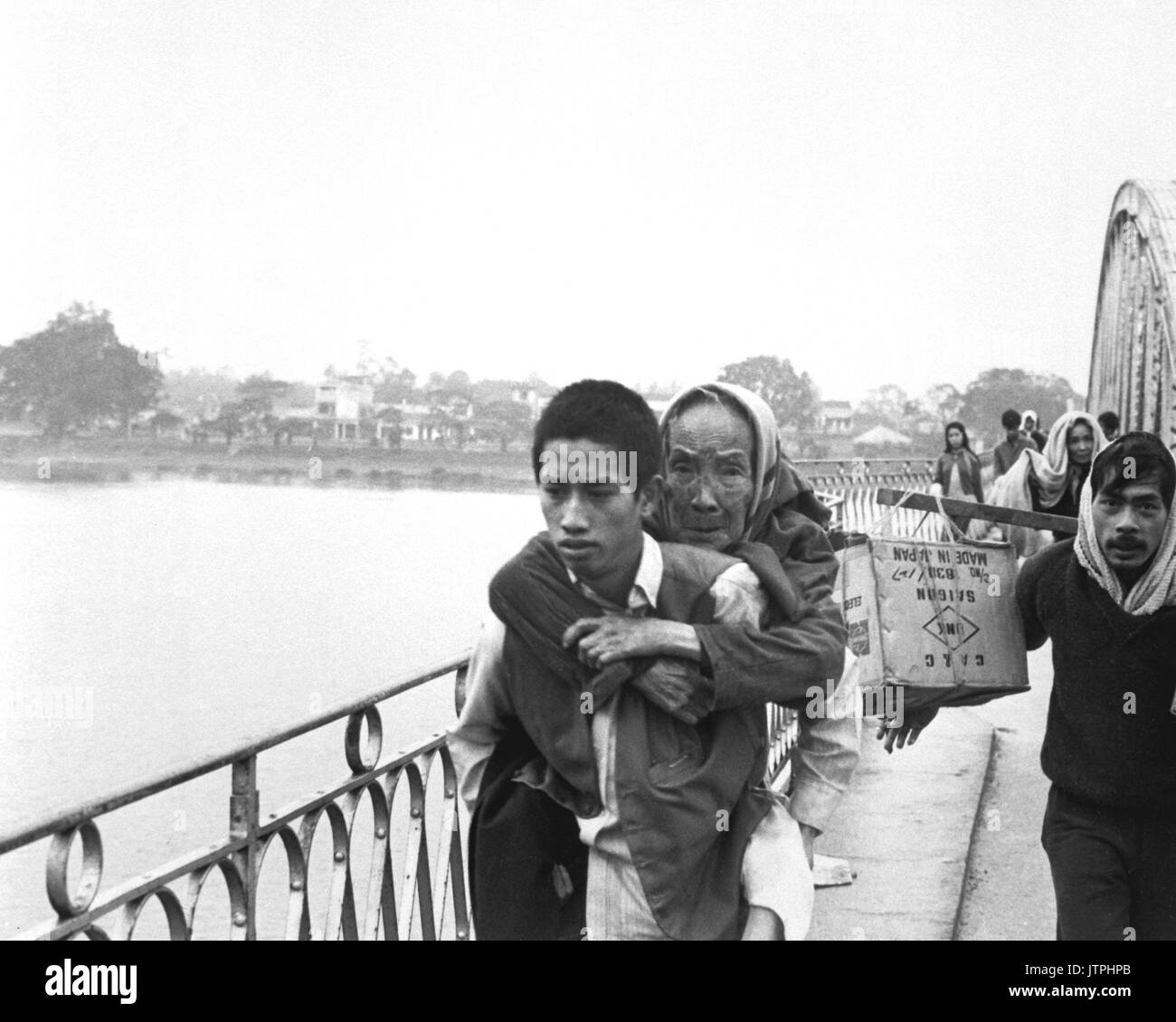Ce pont sur la rivière des Parfums à Hue était encore debout comme ces réfugiés ont fui à travers elle à s'échapper, mais il combat Tet bientôt a été largué dans la rivière par les communistes. 1968. (USIA) DATE EXACTE INCONNUE SHOT #  FICHIER NARA : 306-MVP-22-6 LIVRE Guerres et conflits #  : 405 Banque D'Images