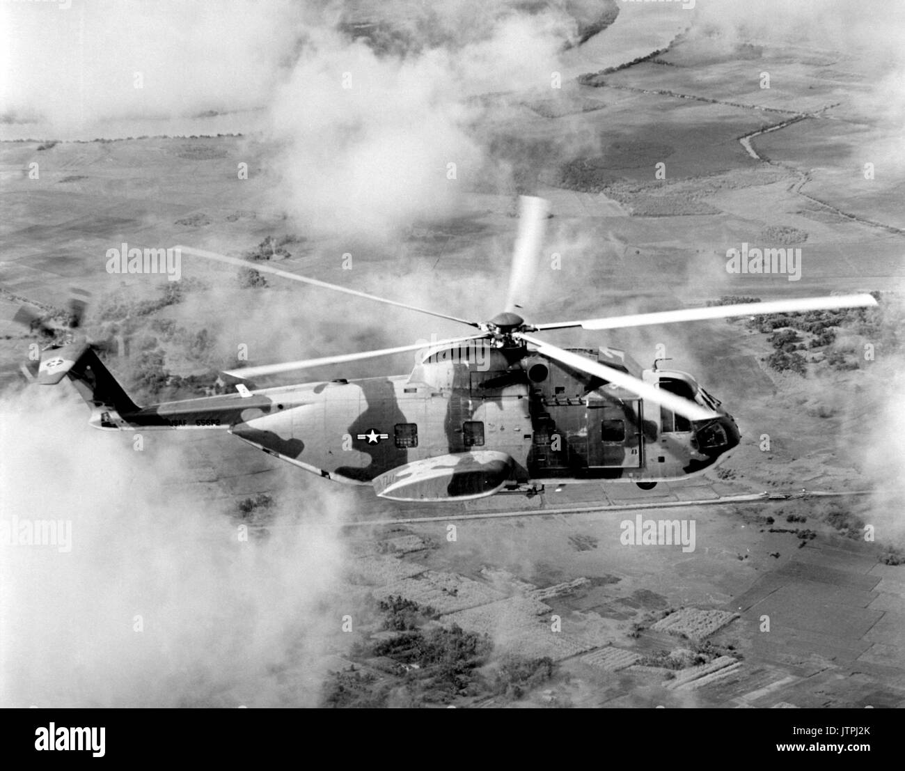 Air Force HH-3E Jolly Green Giant les hélicoptères sont utilisés pour les pilotes de sauvetage au Vietnam ou la mer de Chine du Sud. Piloté par le 3e Groupe de sauvetage et de récupération de l'aérospatiale, l'embarcation de sauvetage cruises à des vitesses allant jusqu'à 155 mph et est capable de ravitaillement en vol. Banque D'Images
