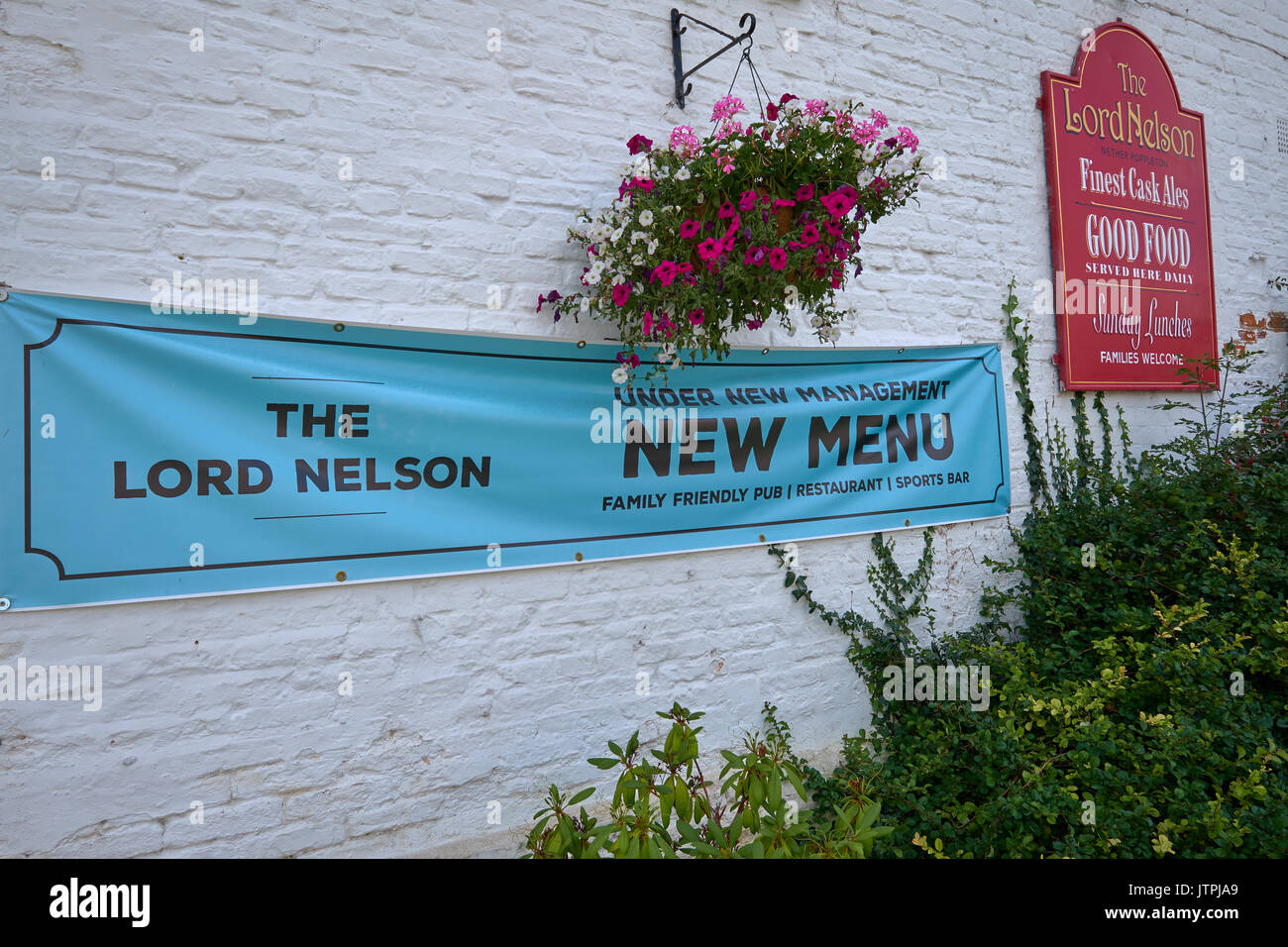 "Sous la nouvelle bannière gestion' signe sur l'extérieur de l'extérieur l'extérieur du mur d'un pub de village britannique public house, The Lord Nelson, Poppleton, York, Royaume-Uni. Banque D'Images