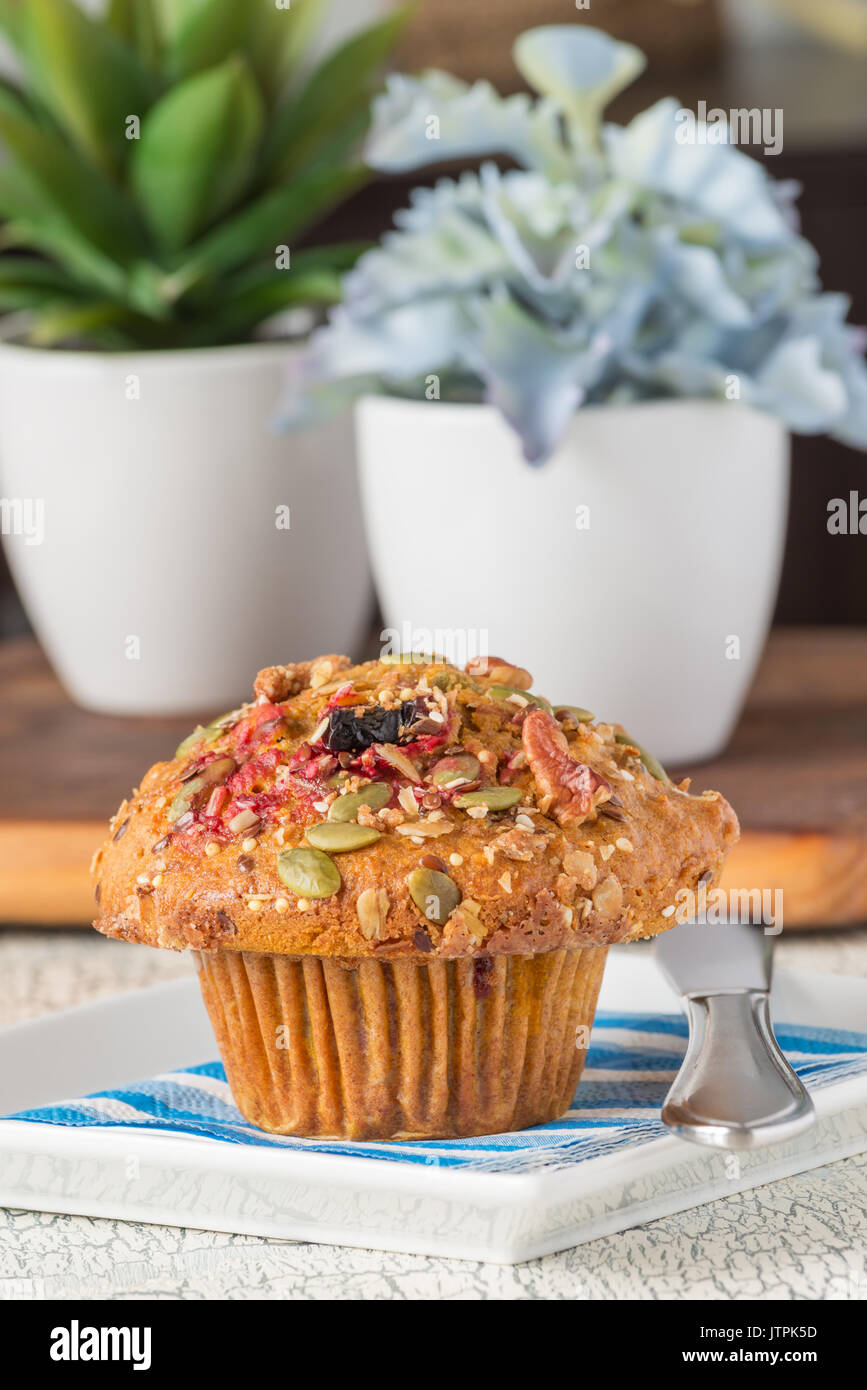 Vue rapprochée d'une citrouille canneberges fraîches muffin. Banque D'Images
