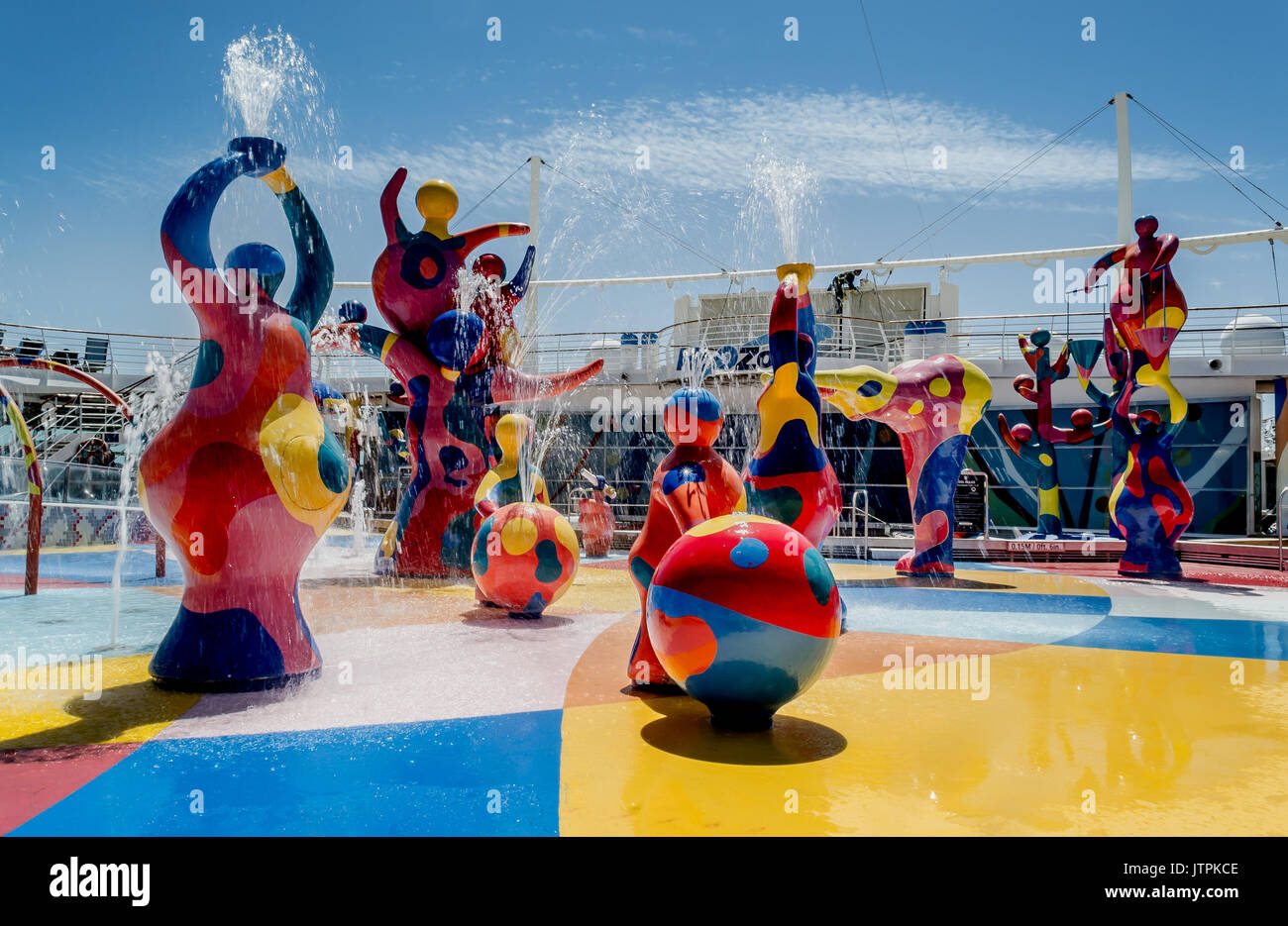 H2O Zone, la liberté des mers, Royal Caribbean International - Barcelone, Espagne - 07 mai 2017 : fontaines colorées d'un parc aquatique pour enfants sur une croisière Banque D'Images