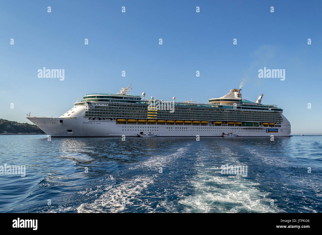 La liberté des mers - Villefranche, France - 09 mai 2017 : Royal Caribbean International, bateau de croisière, la liberté de la mer ancrée de la côte de Vi Banque D'Images