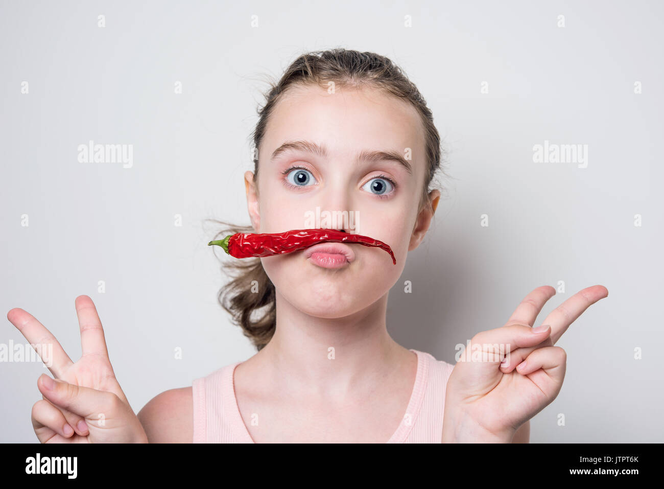 Petite fille avec du poivre Banque D'Images